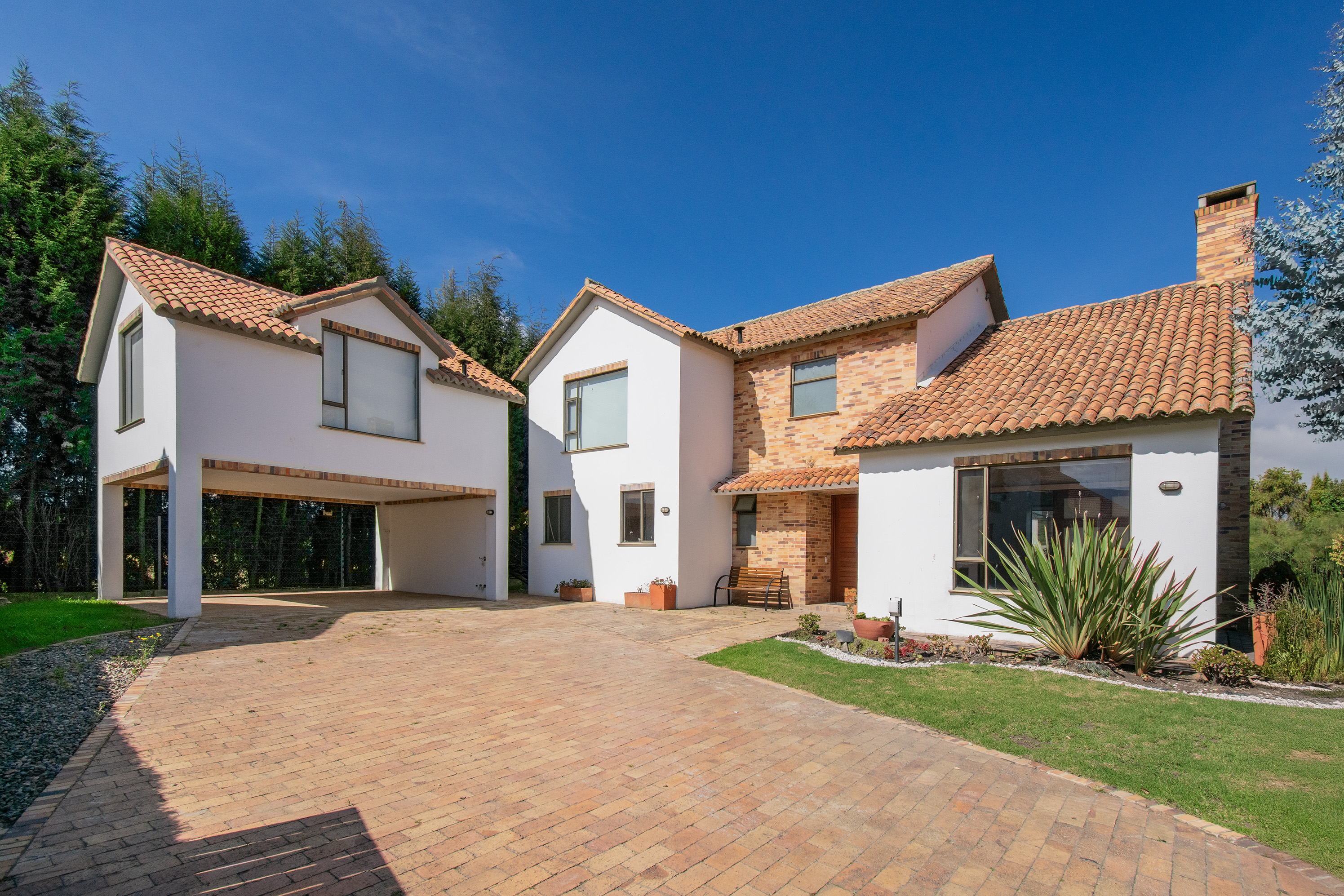 Casa con gran terreno para arriendo en Cajicá