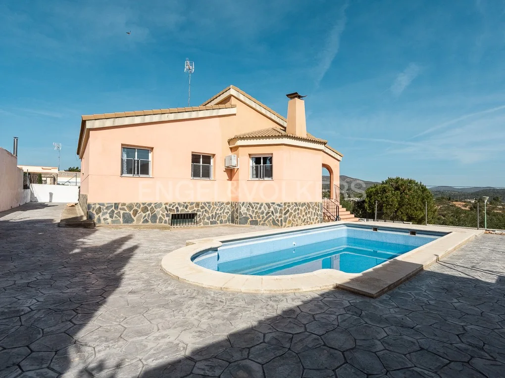 Detached villa with swimming pool in Chiva