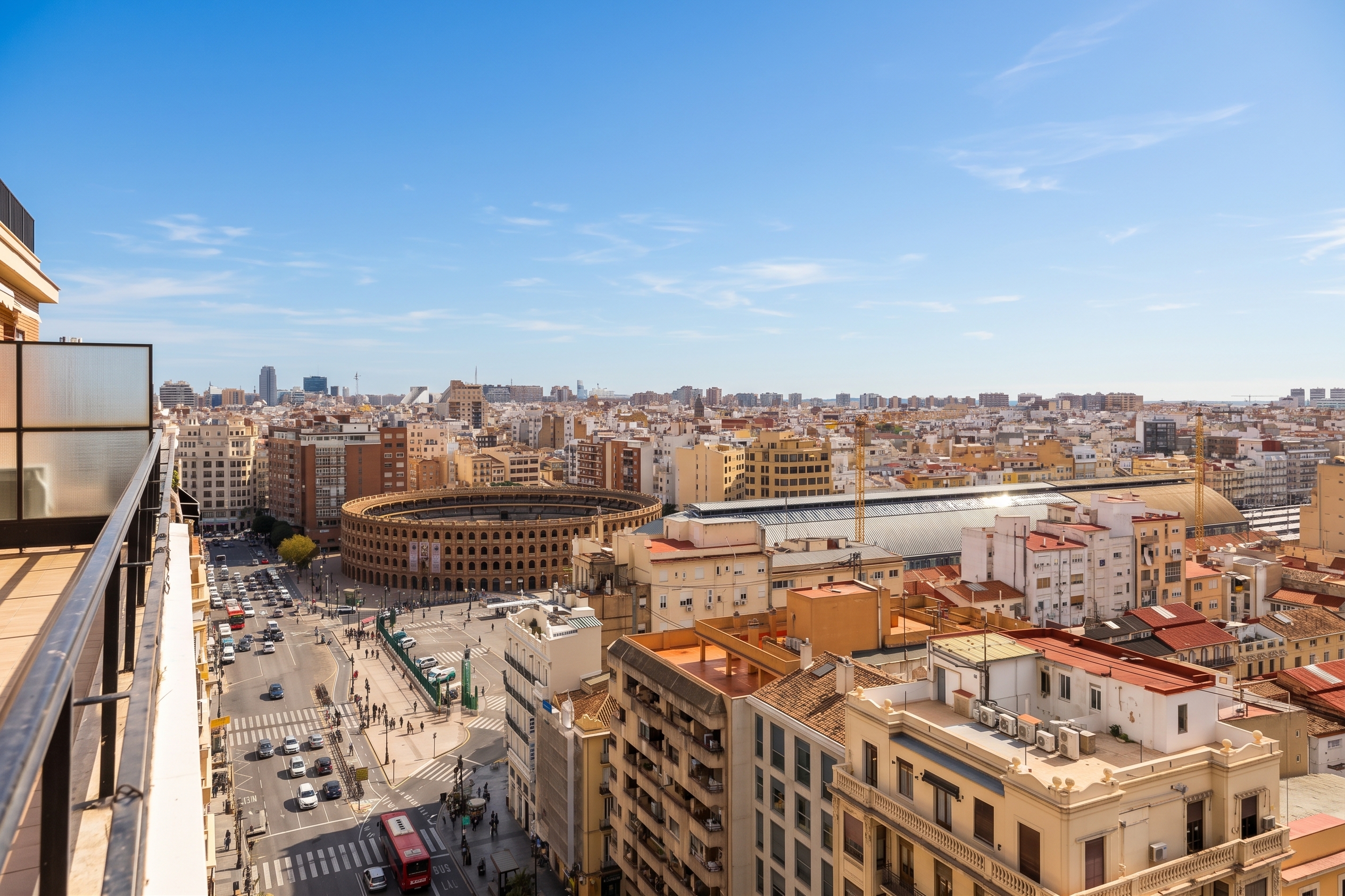 Spektakuläre 14. Etage mit freiem Blick, großem Balkon und enormem Potenzial in Valencia