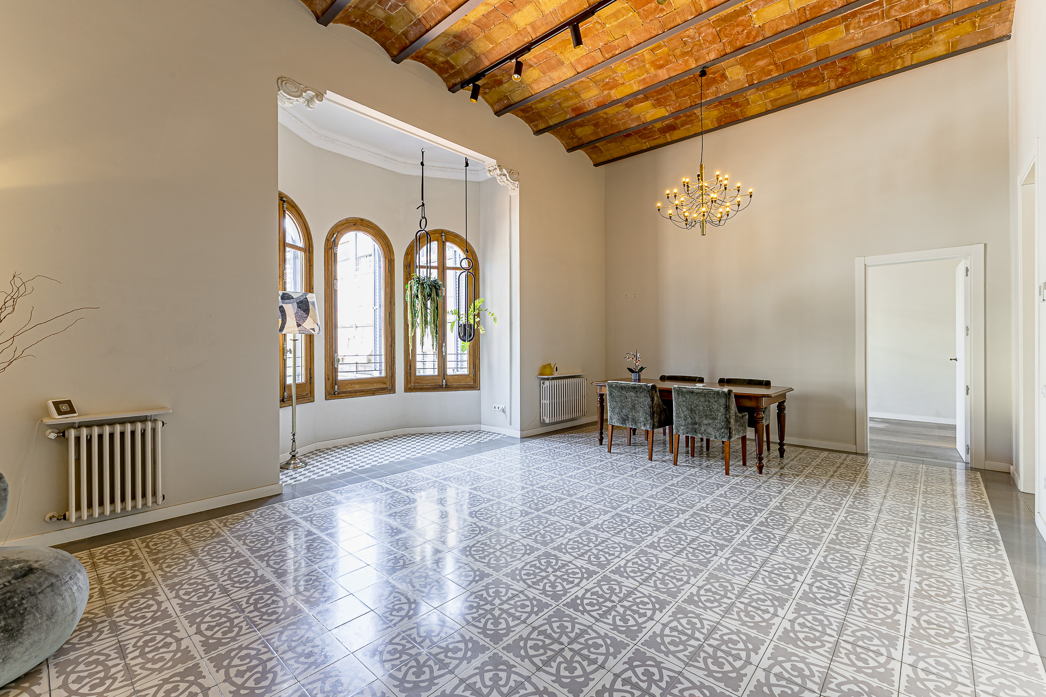 Spectacular apartment in a classic building with pool in Eixample
