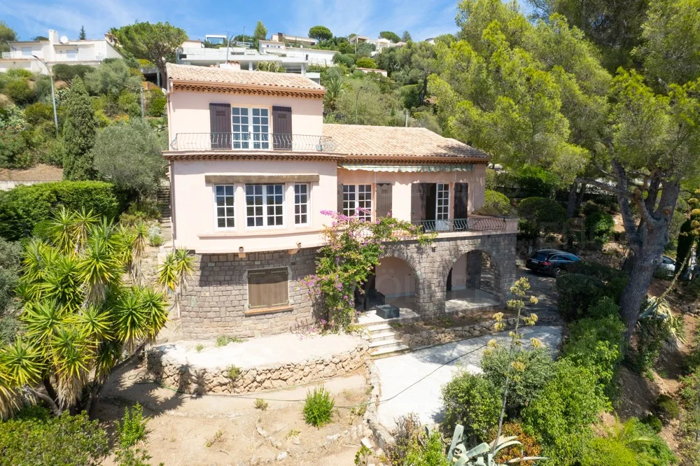 Villa with panoramic views of the Gulf of Saint-Tropez and its charming village