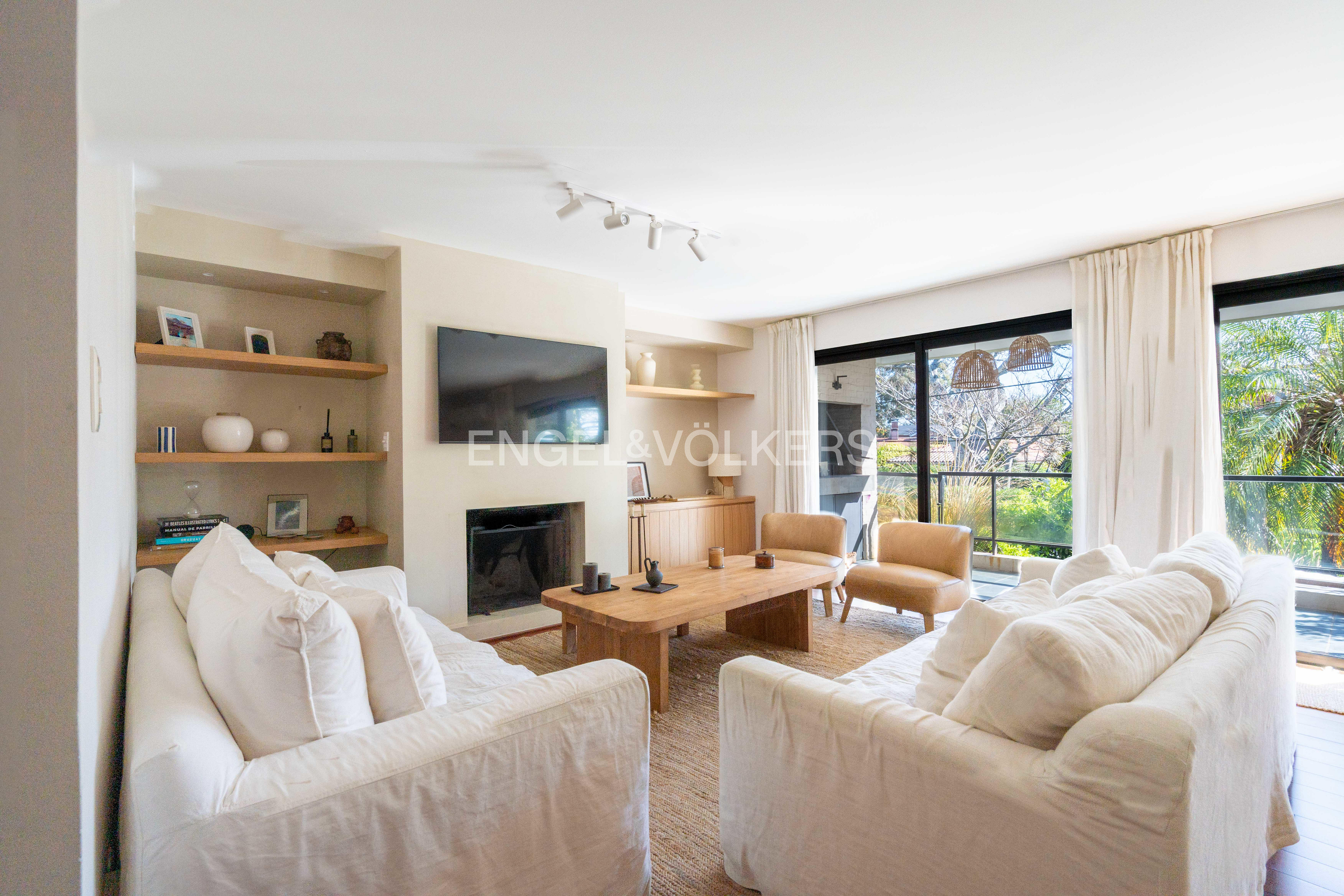 3-bedroom ground-floor apartment for sale with garden in Carrasco Sur