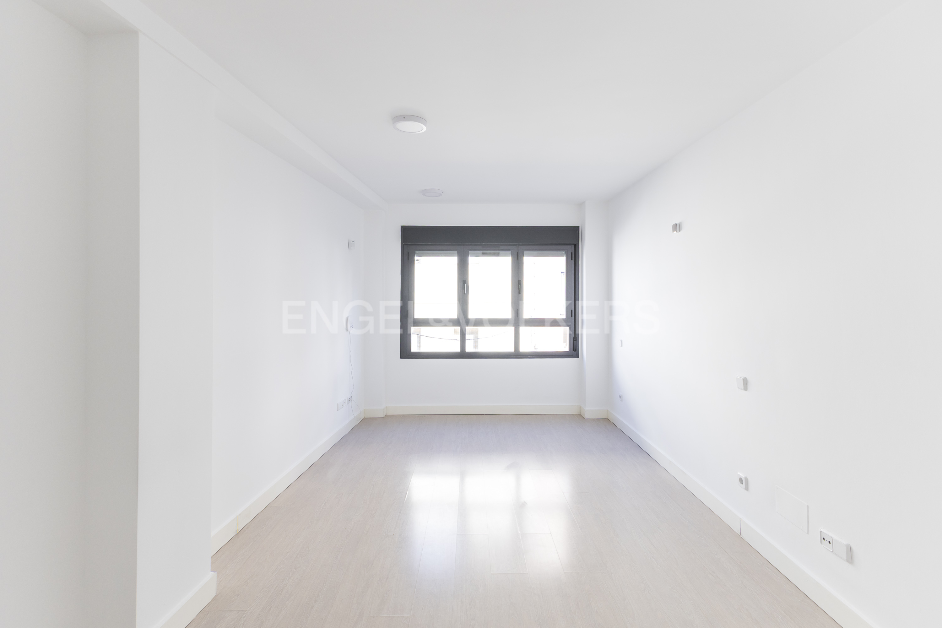 Great opportunity: Bright studio with storage room and garage space in the building