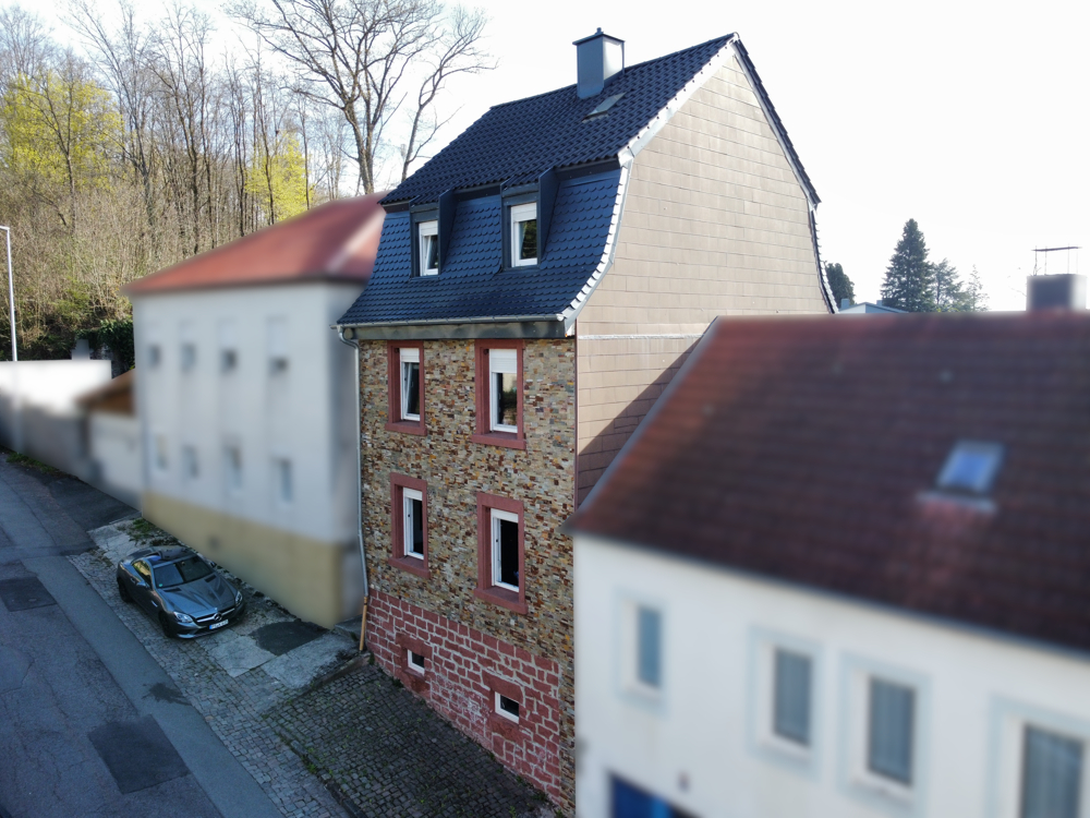 Attraktive Investmentchance: Saniertes 3-Parteienhaus