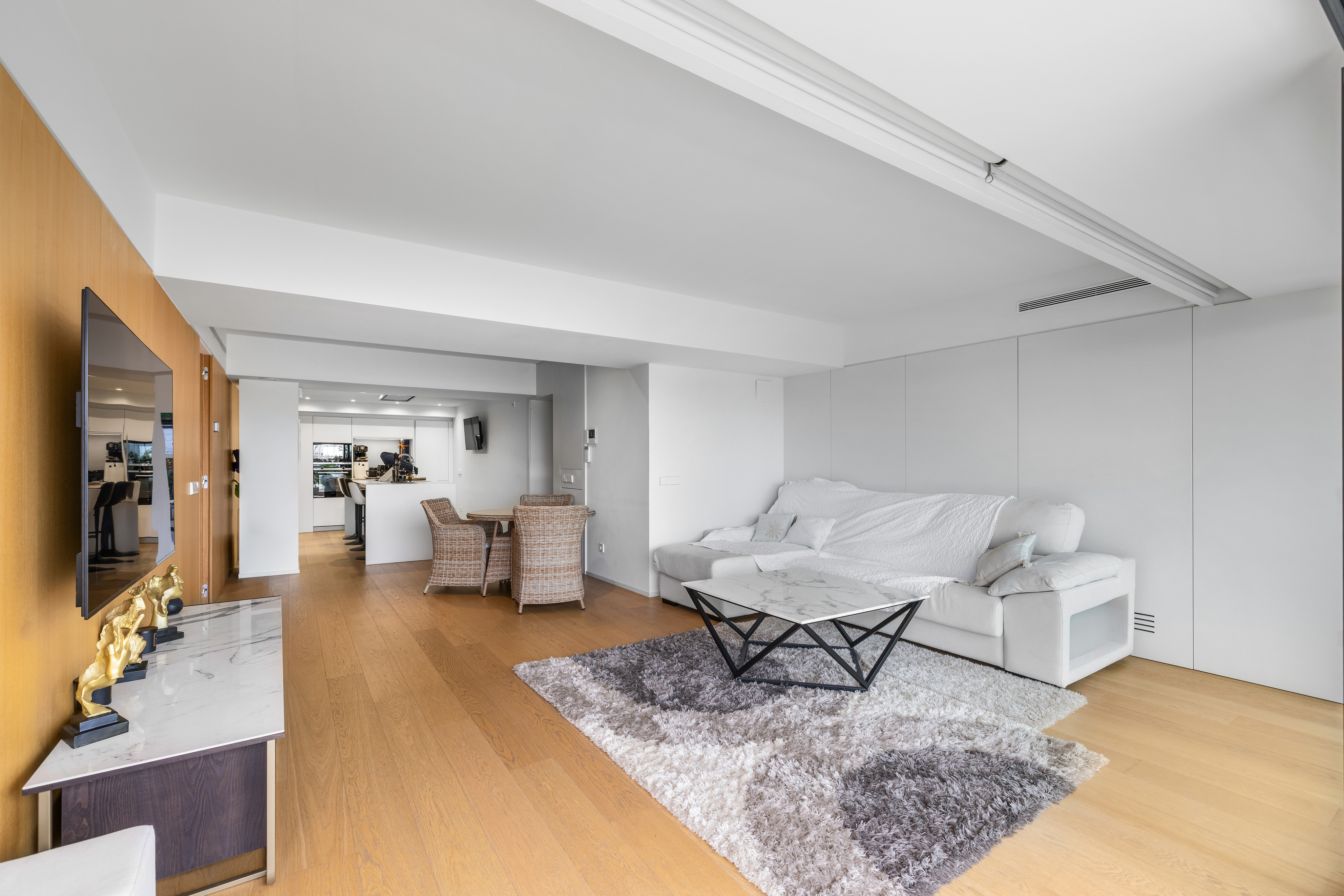 Contemporary Elegance on the Front Line of Paseo Marítimo with Open Views of the Harbour