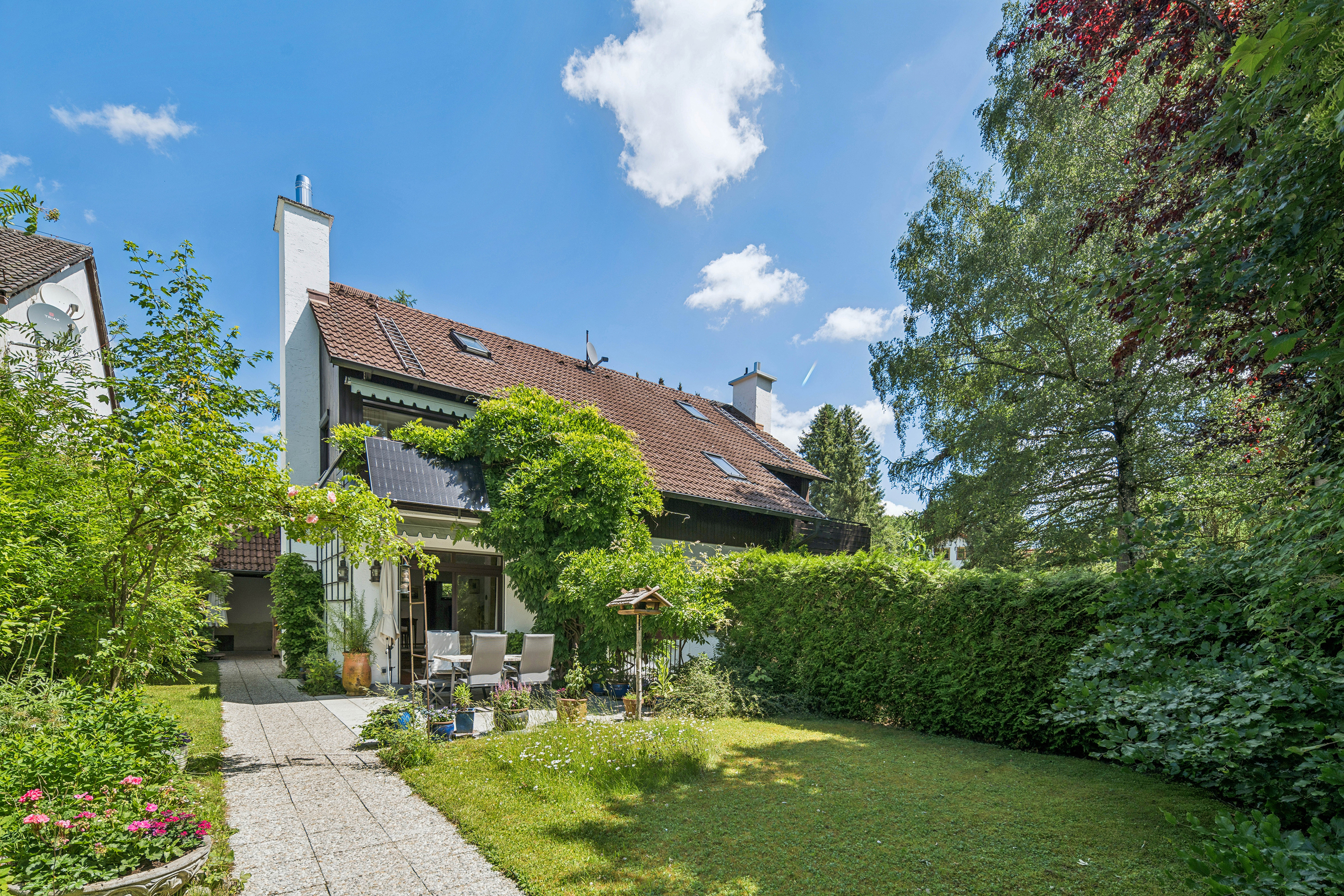 Green oasis in sought-after Straßlach location