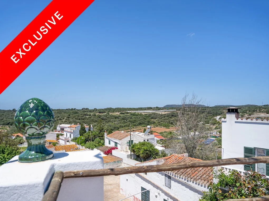 Auténtica casa de pueblo con terraza en el corazón de Es Migjorn Gran, Menorca
