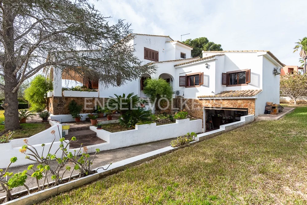 Exclusive villa with spacious land in Picassent