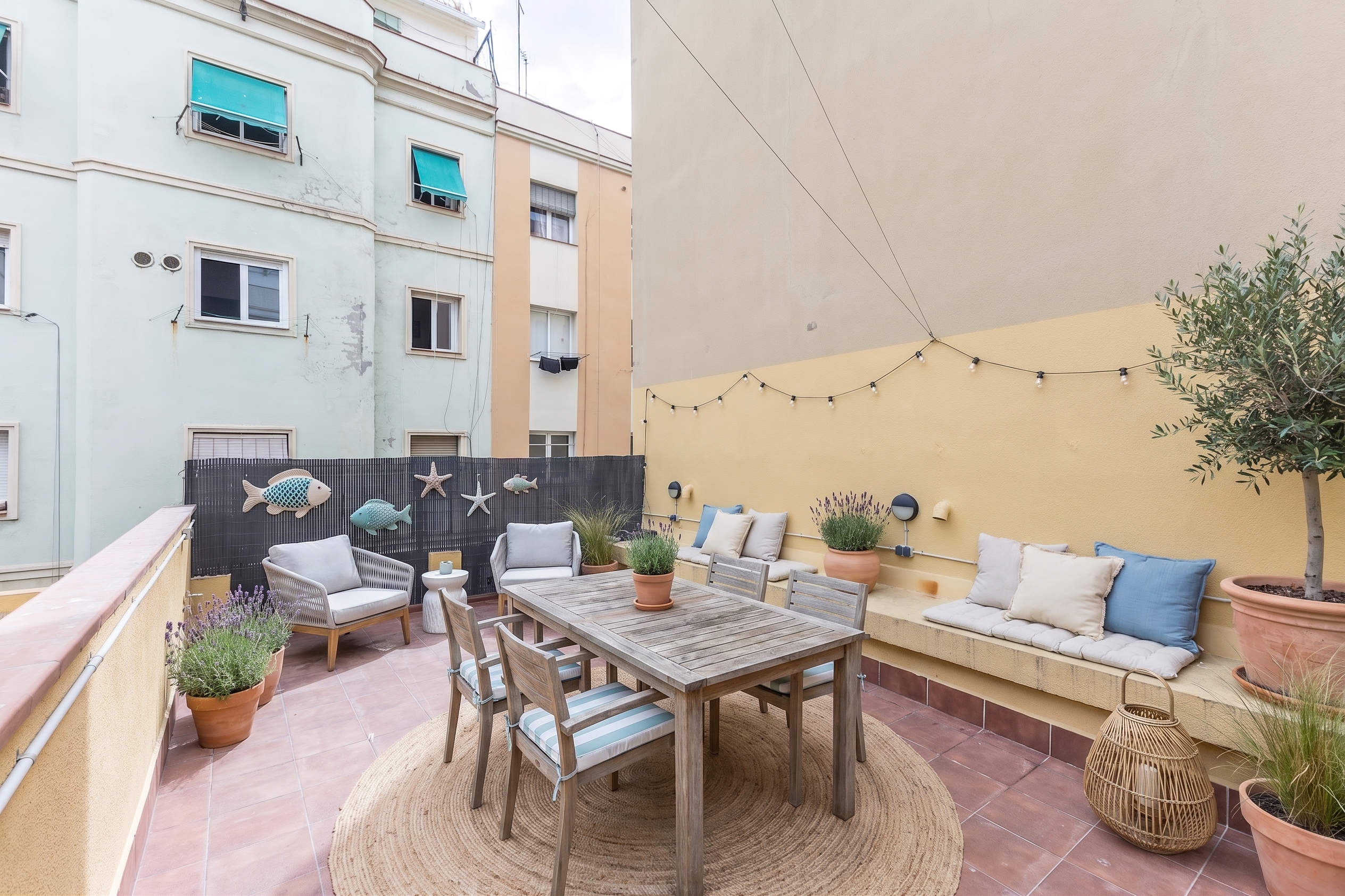 Apartament de 3 dormitoris, amb terrassa, per reformar, a tocar del mar a la Barceloneta