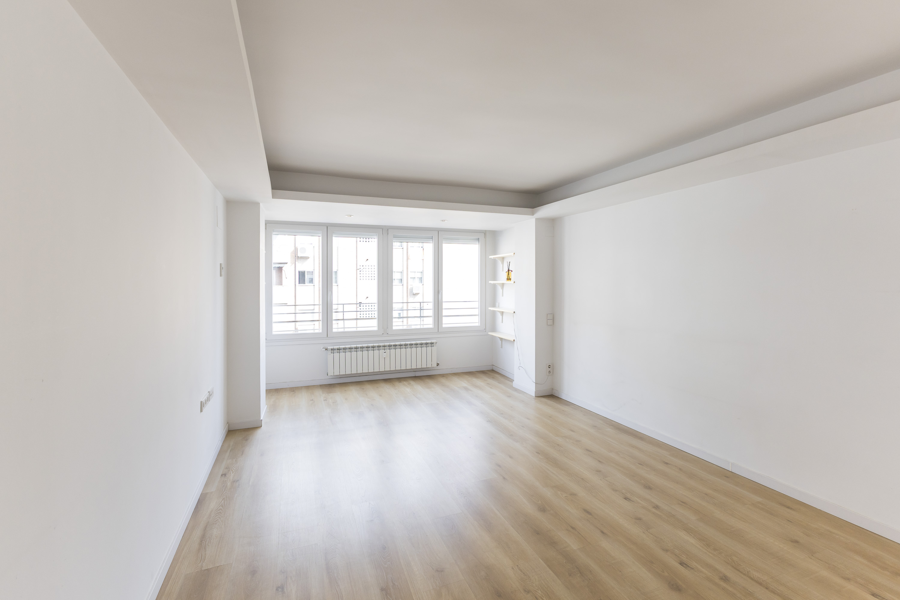 Renovated 2024 apartment with 3 bedrooms and 2 bathrooms, all exterior