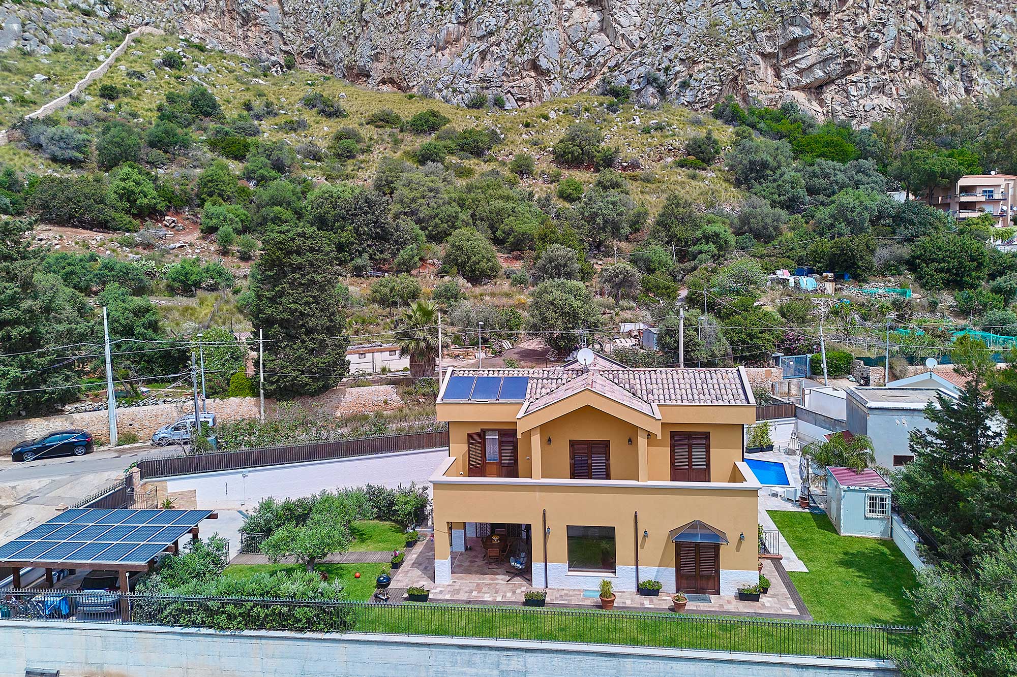 Villa con piscina vista mare