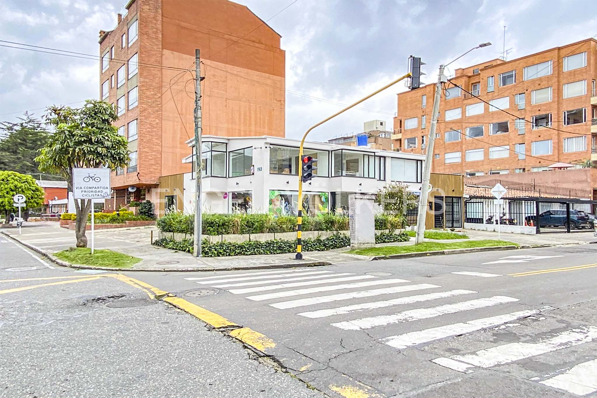 Arriendo Casa Comercial Esquinera de 400 m² con 8 Parqueaderos