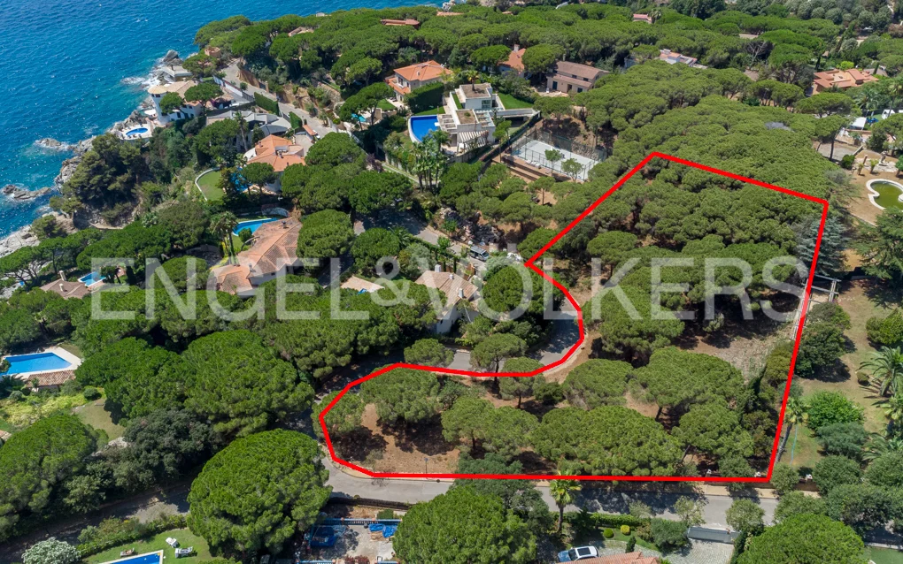 Exclusive plot on the seafront in La Montgoda