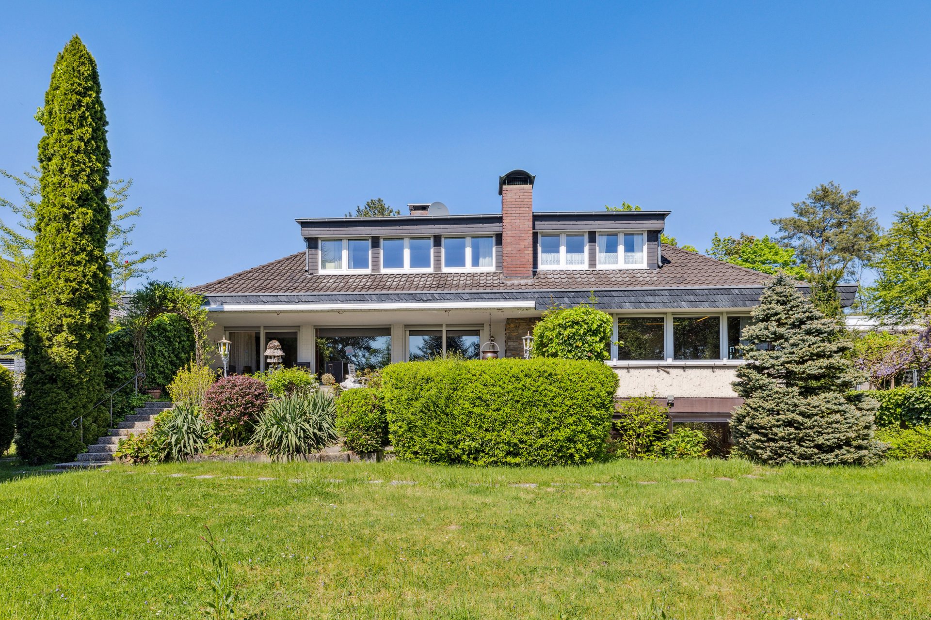 Generous architecture with character—exclusive living in a sought-after hillside location in Bensberg