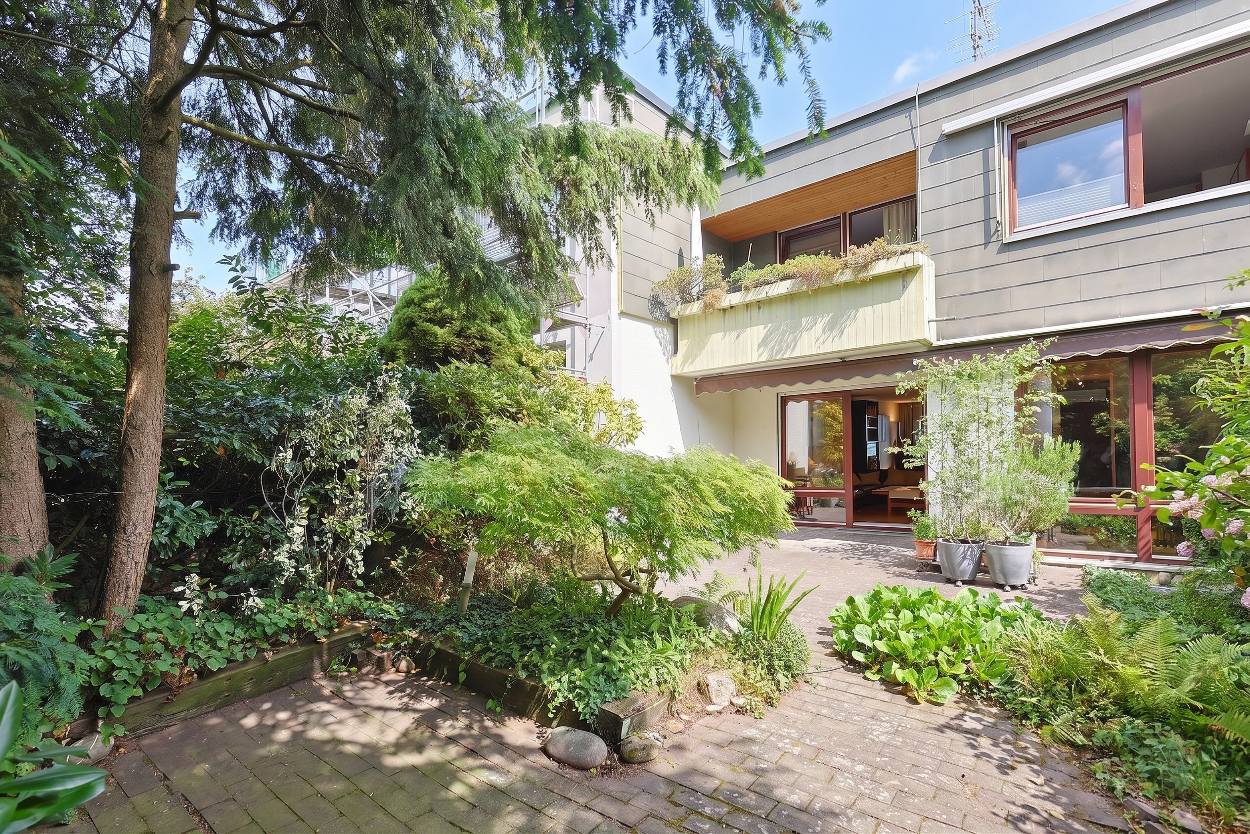 Großzügiges Familienhaus mit Südgarten, toller Fernsicht und Einliegerwohnung