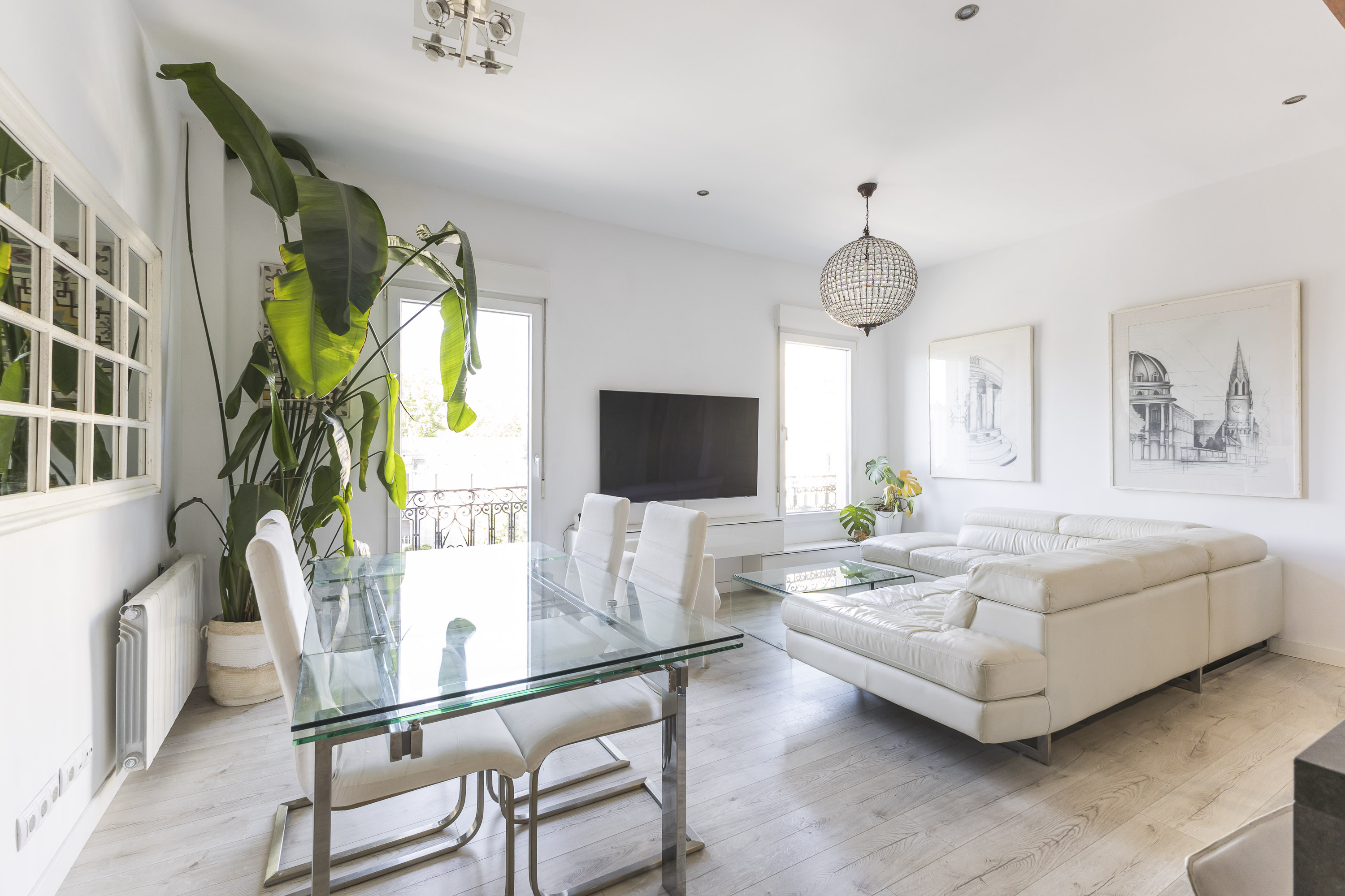 Discover serene luxury in Cuatro Caminos, Madrid: impeccable 3-bedroom apartment in a renovated classic building with elevator, wood floors, accessible, iconic views, and a prime location.