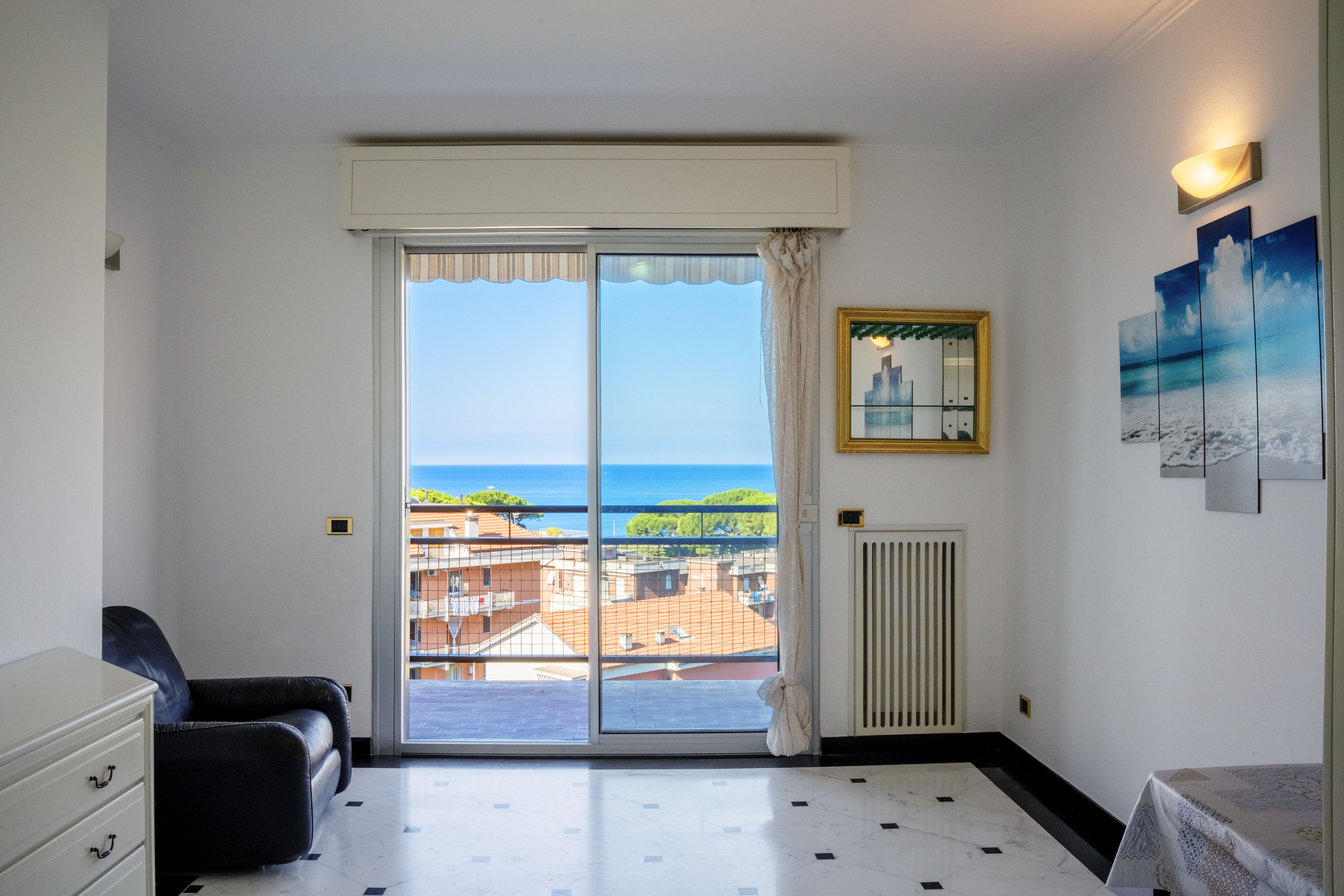One-bedroom sea-view apartment in Lavagna with terrace and parking space