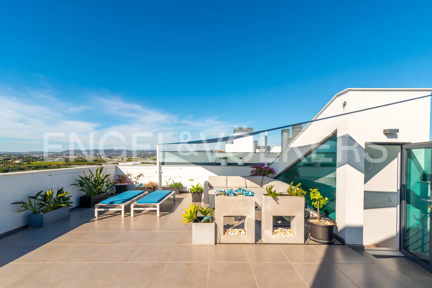 Luxury 3-Bed Flat: Sea Views, Rooftop Terrace & Jacuzzi