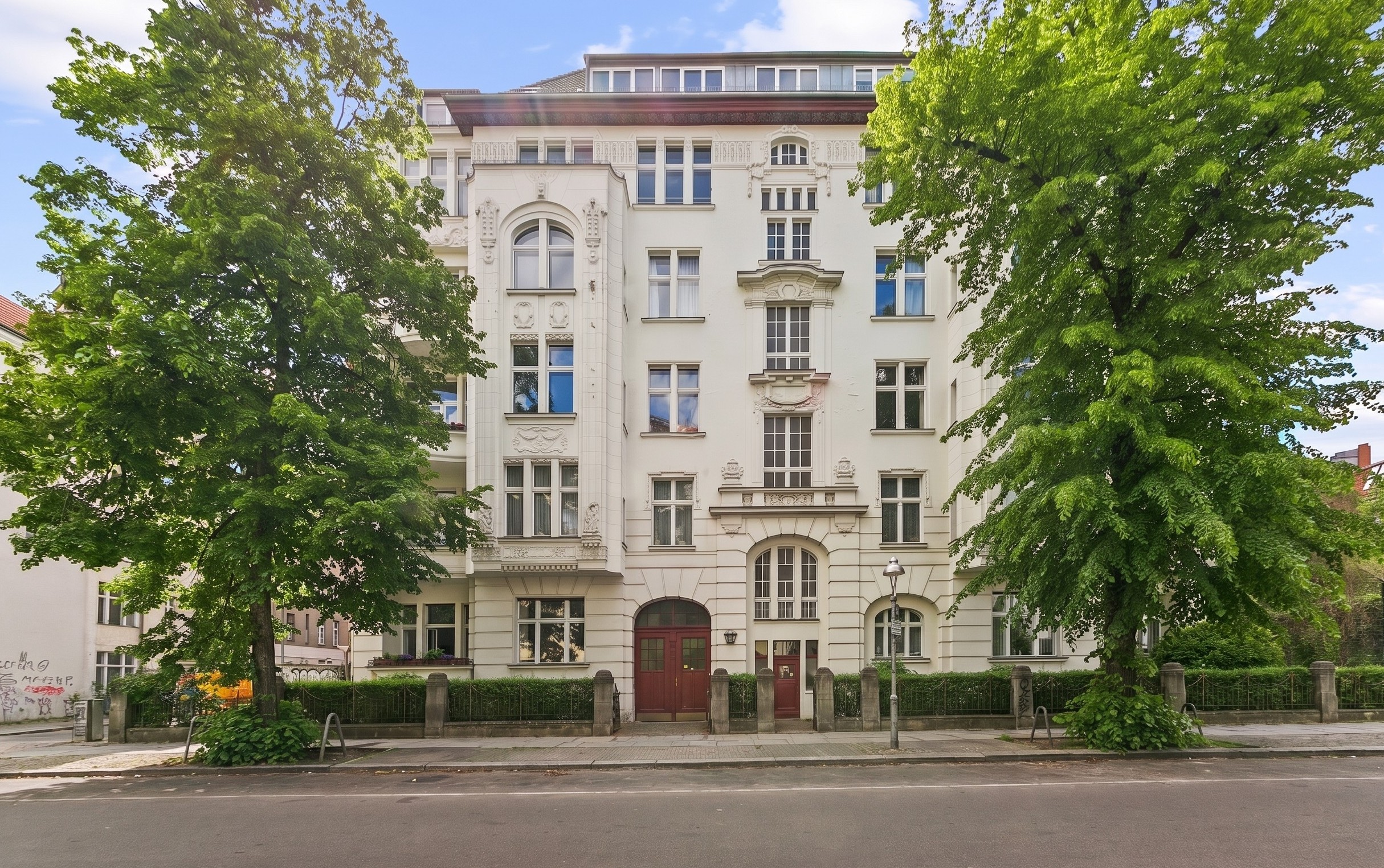 Mommsenstraße- Stilvolle Altbauwohnung mit zwei Balkonen in Toplage Charlottenburg