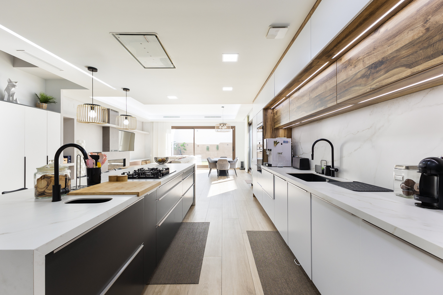 Lujo contemporáneo en La Pobla de Vallbona: villa de 456 m² con piscina privada, gimnasio, terrazas y vistas a la montaña, a 25 minutos de Valencia.