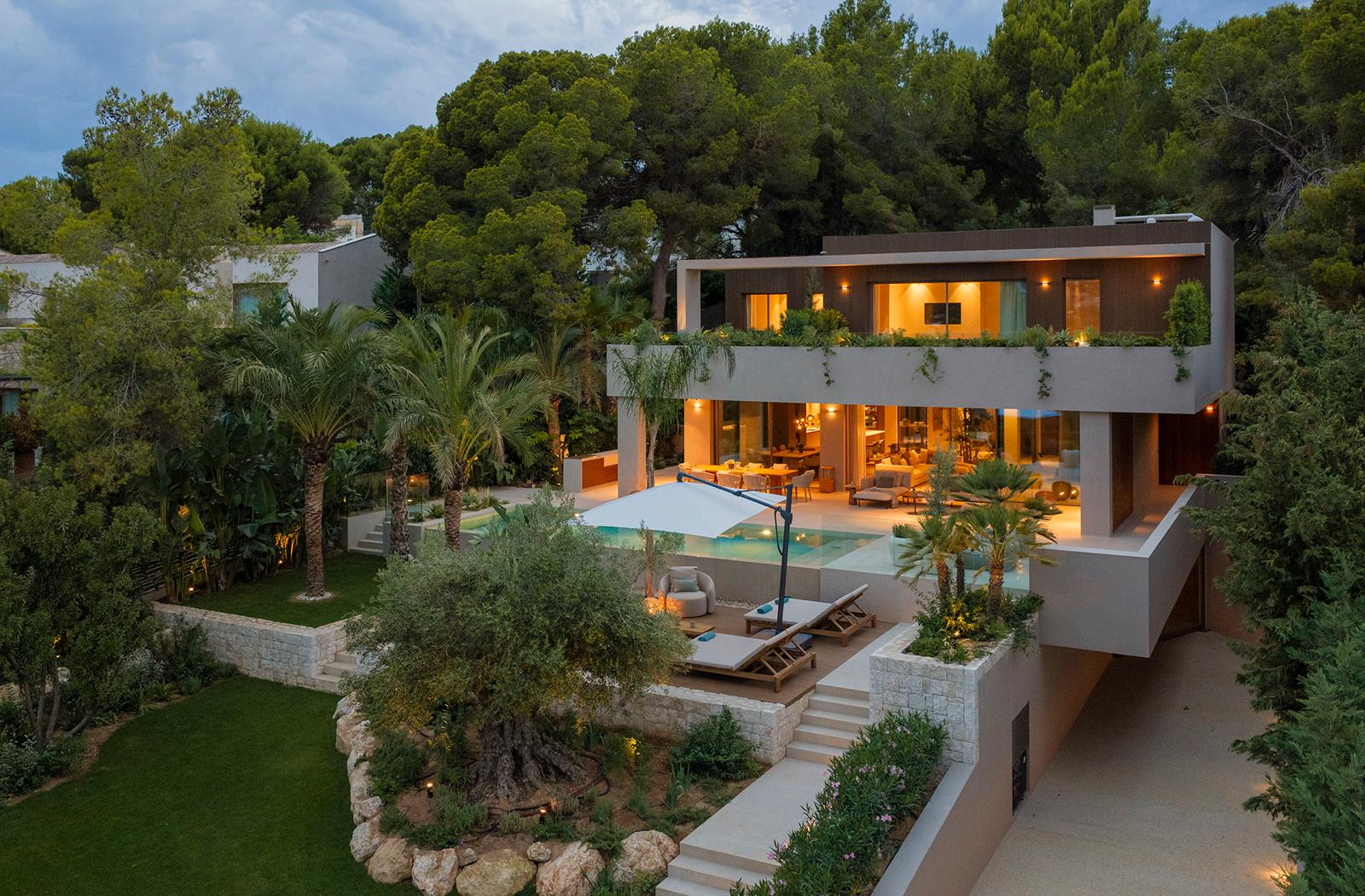 Moderne Neubauvilla mit außergewöhnlichem Design nahe des Hafens von Santa Ponsa