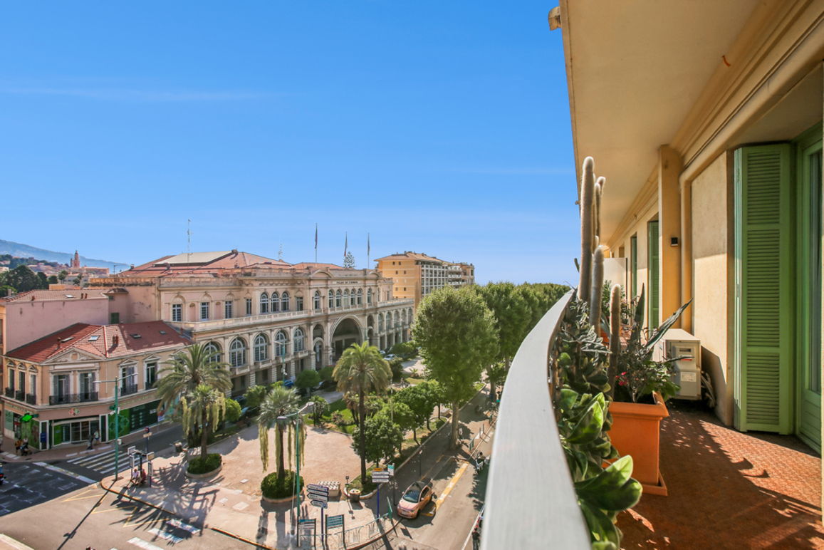 3-room bourgeois apt with wraparound balcony – Menton Golden Square