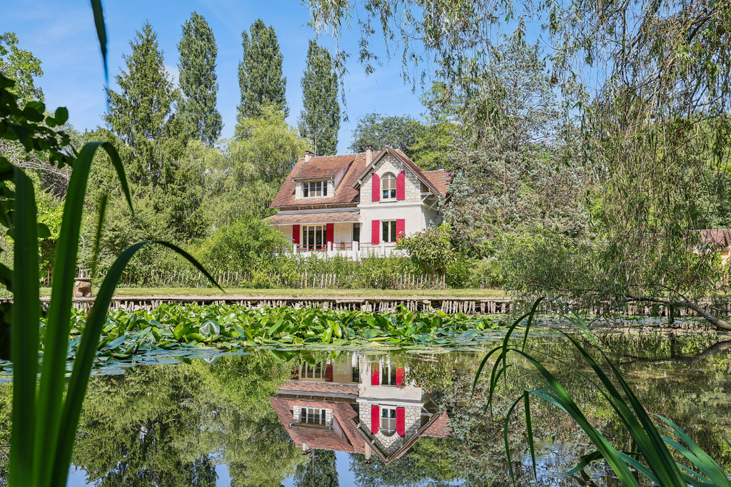 A unique property on the banks of the Loing