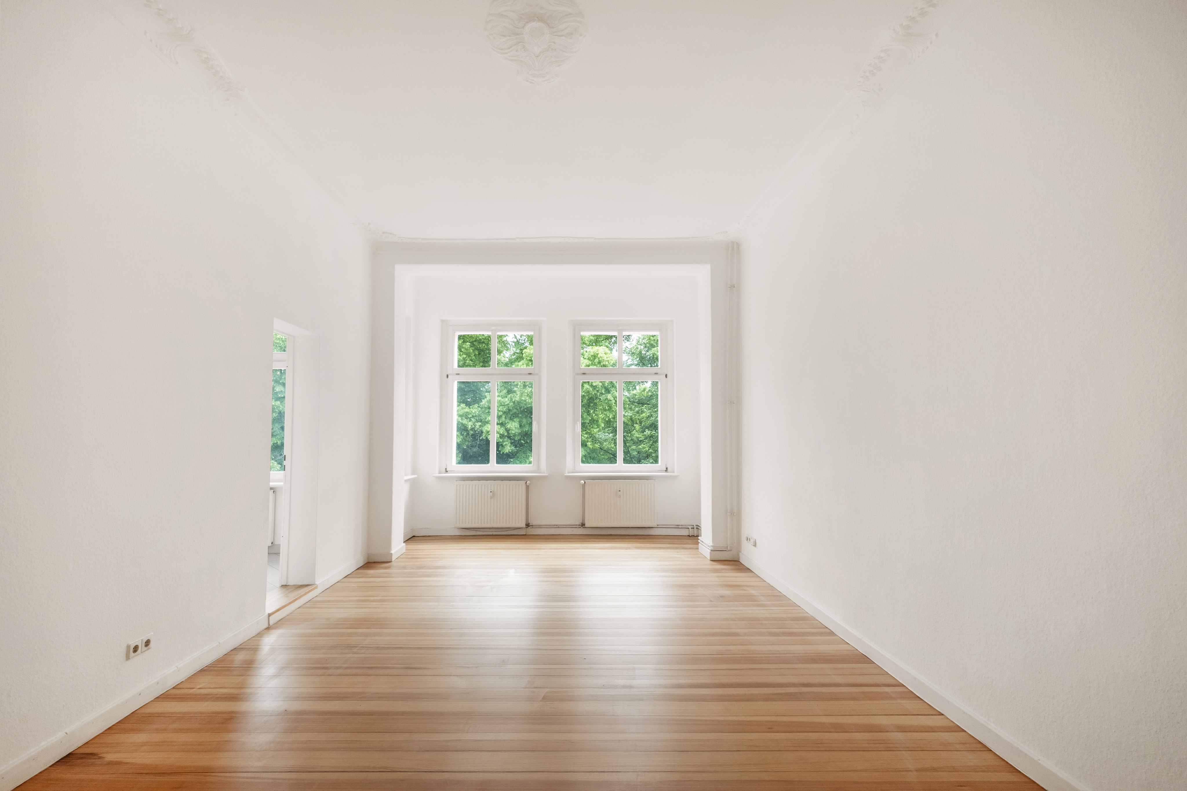 Prime location: Attractive 2-room apartment with park view in Berlin-Friedrichshain