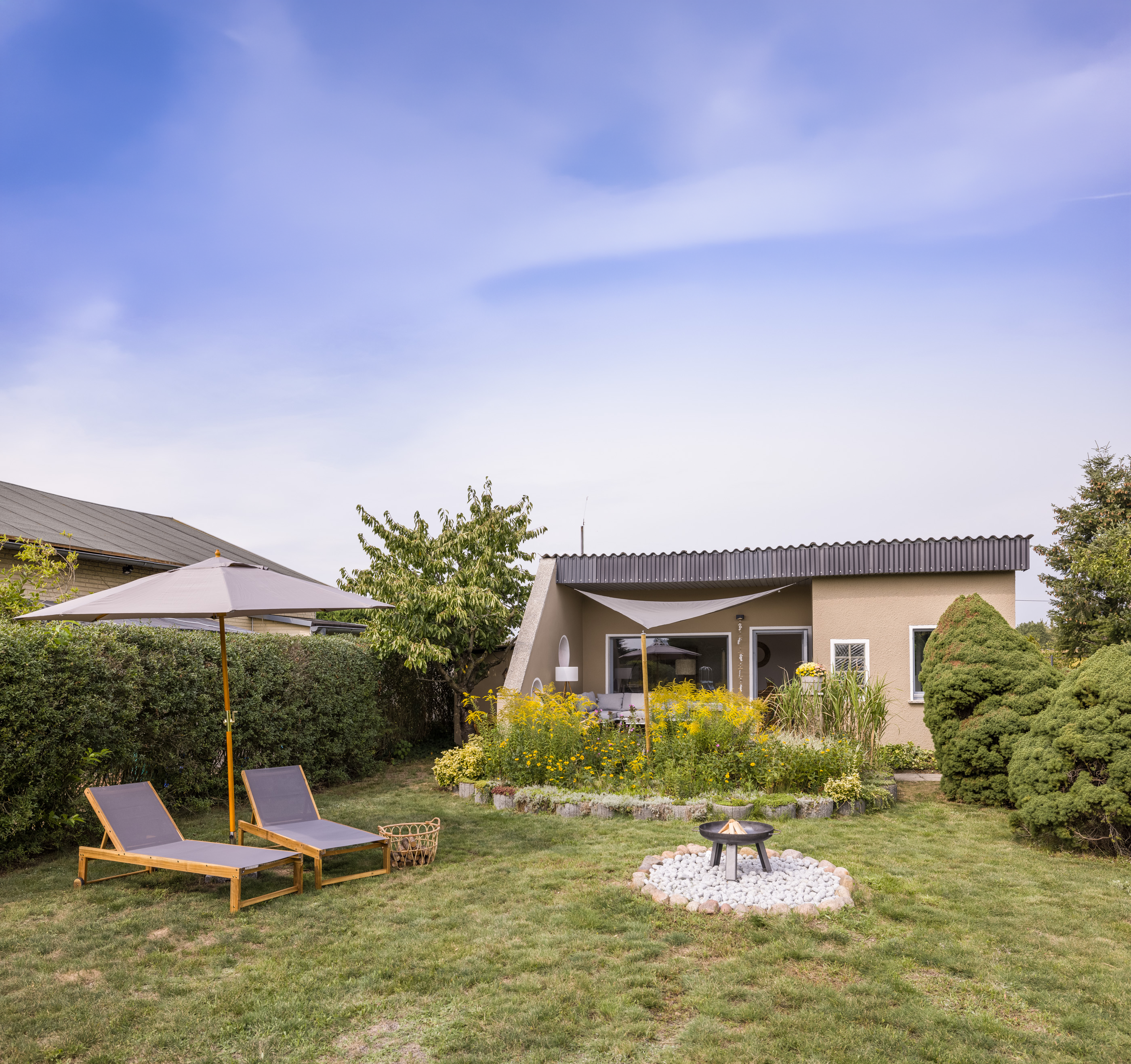 Ihr Rückzugsort im Grünen – Ferienbungalow mit Pool & Terrasse