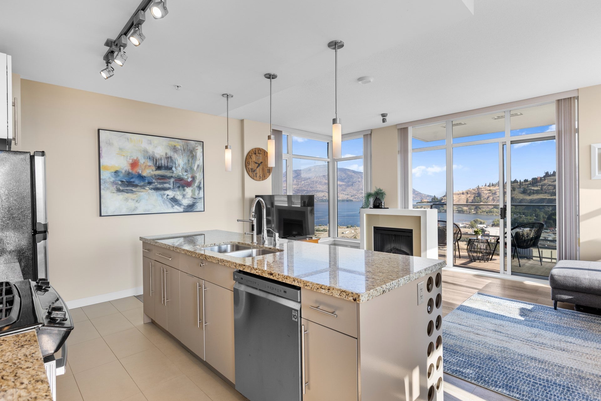 Elevated Living. Extraordinary Views.