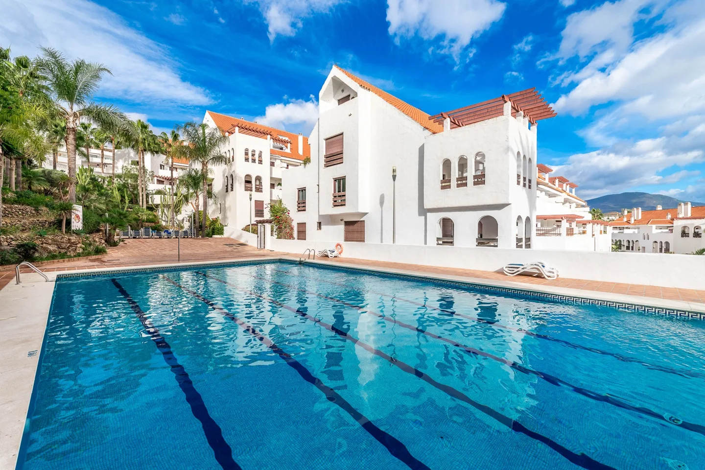 Nueva Andalucia -Puerto Banus: Spacious renovated duplex in the prime area with all services within walking distance.