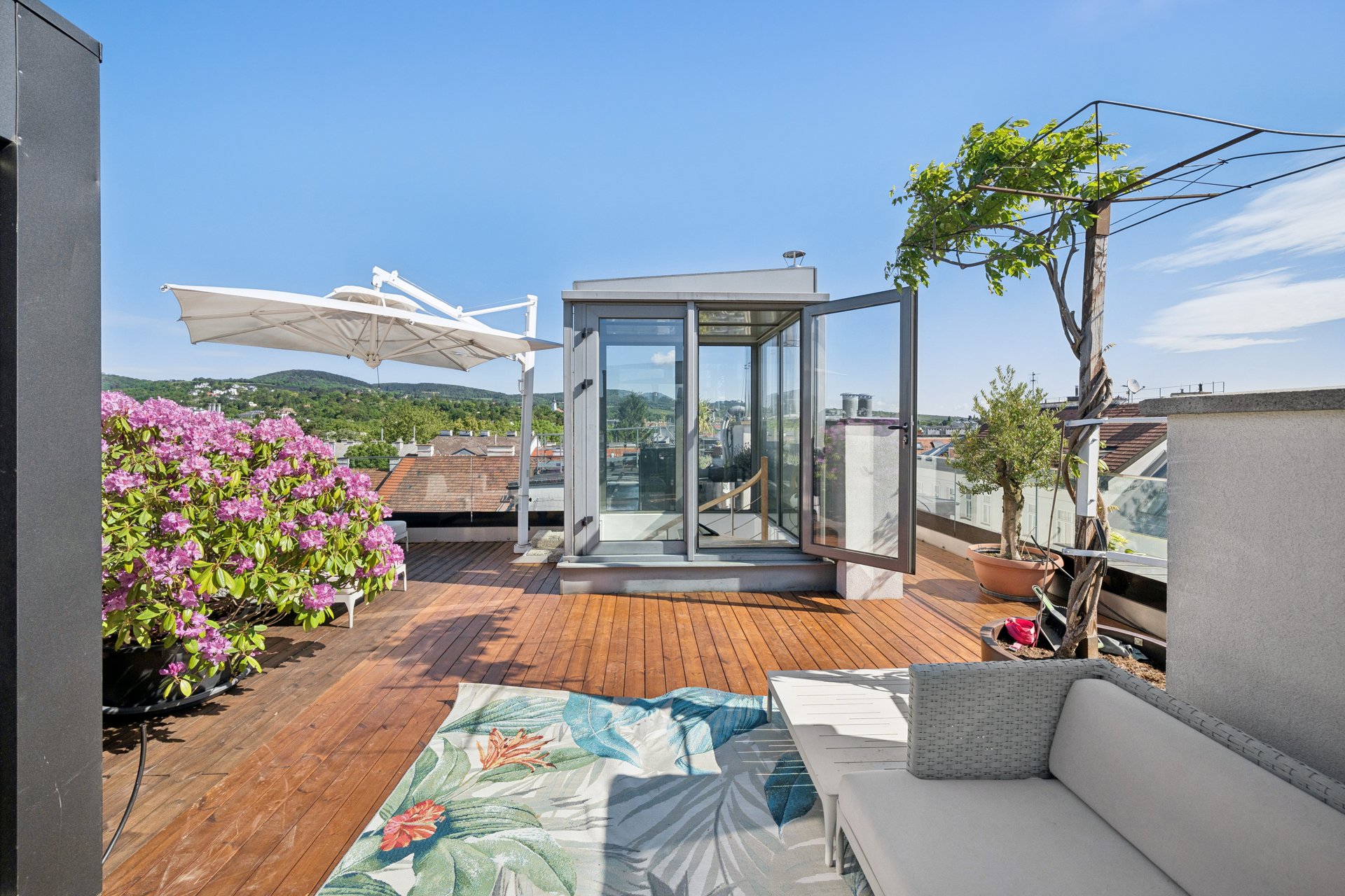 360°-Panoramablick: Exklusive Dachgeschossmaisonette mit großer Terrasse