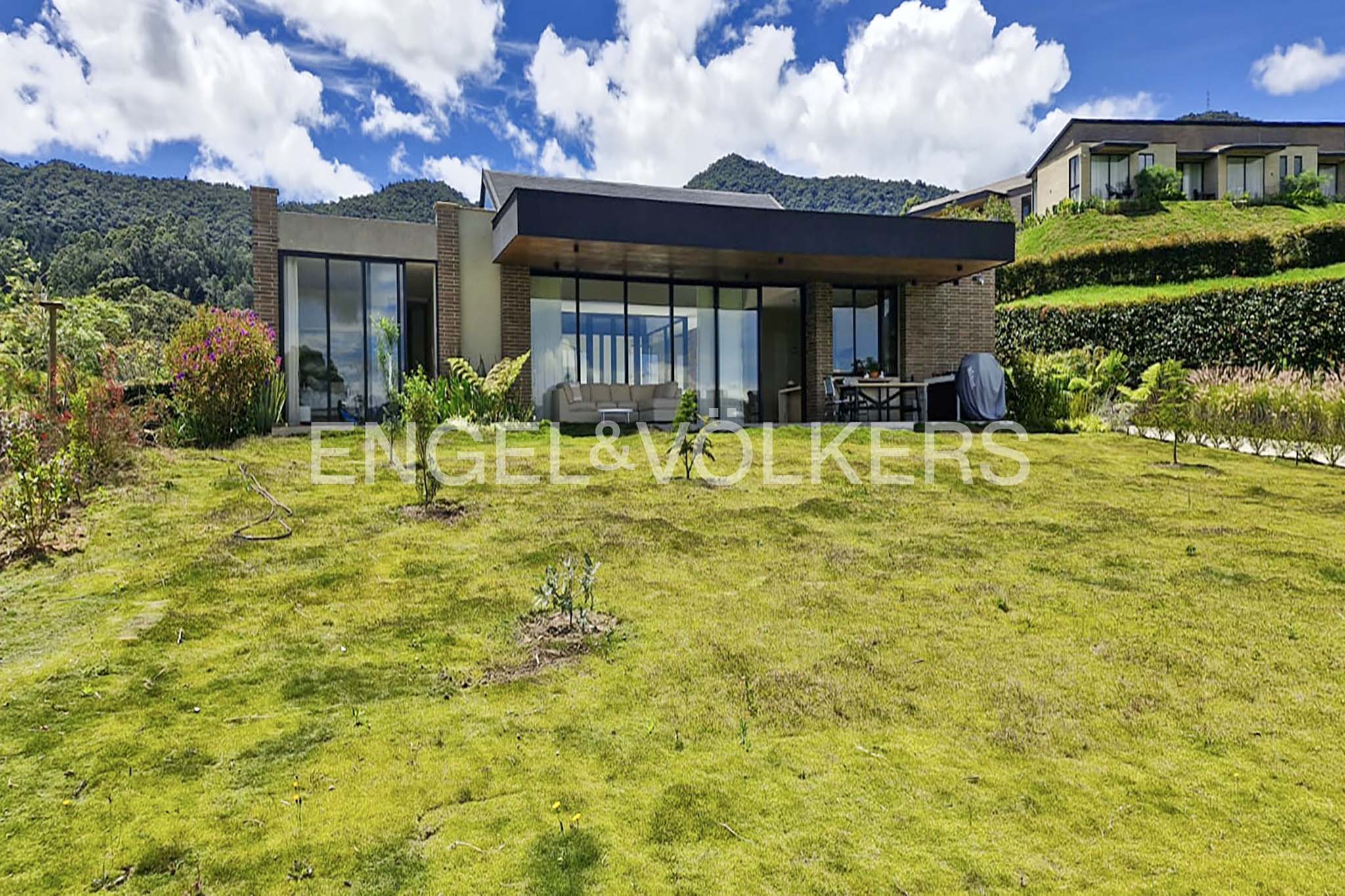 Casa con vista en parcelación para venta en La Ceja
