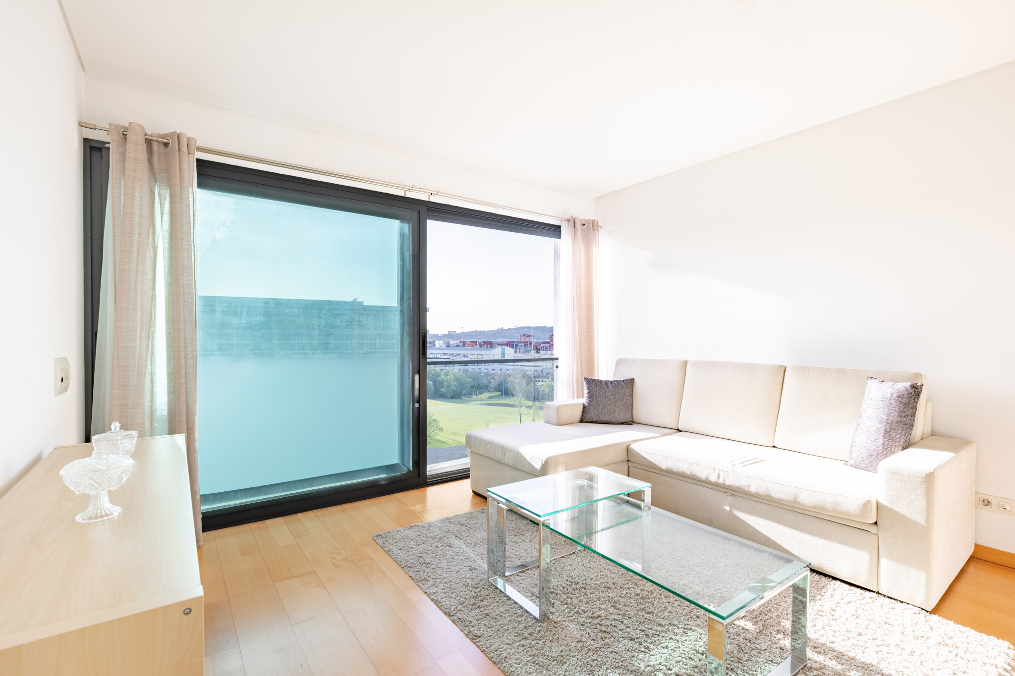 Furnished 2-bedroom apartment with a garage and river view in Alcântara