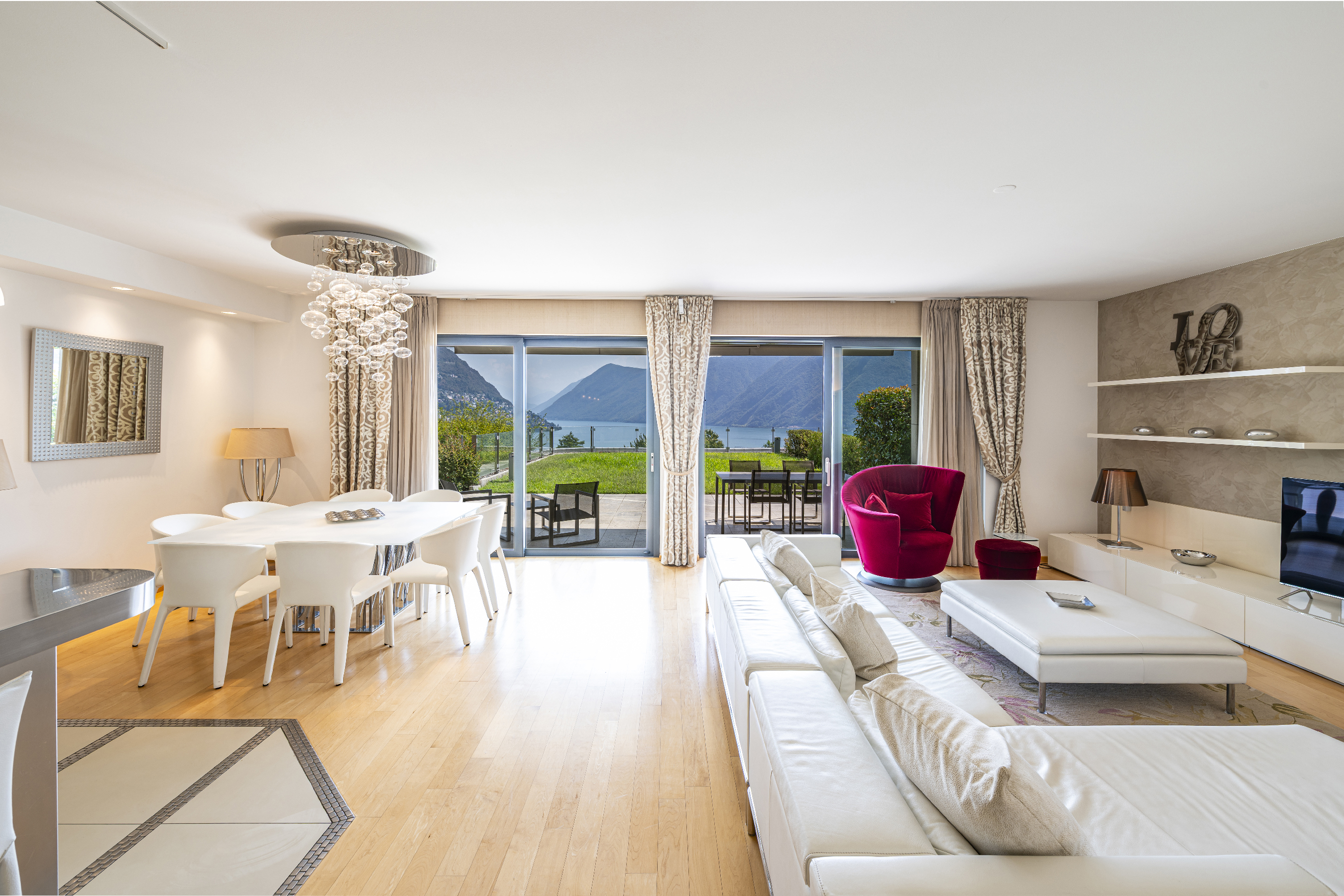 Exclusive apartment with garden and lake view