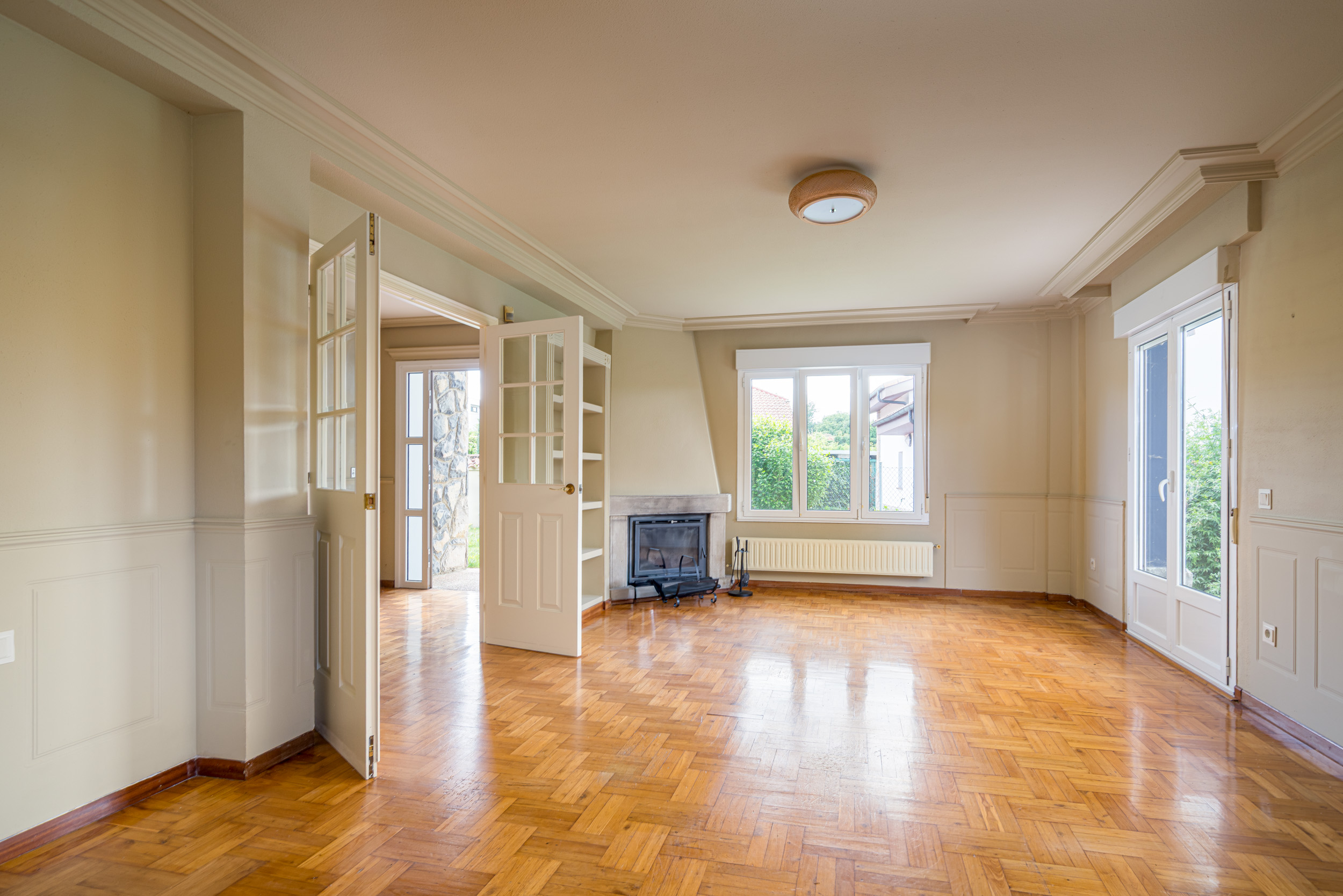 Discover an elegant home near the sea in Somió