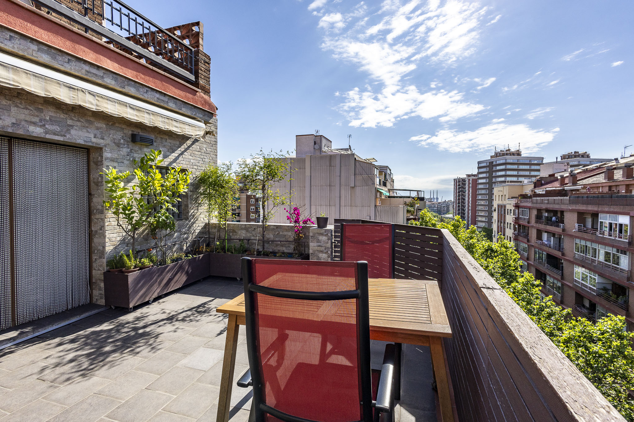 Bright renovated penthouse with large terrace