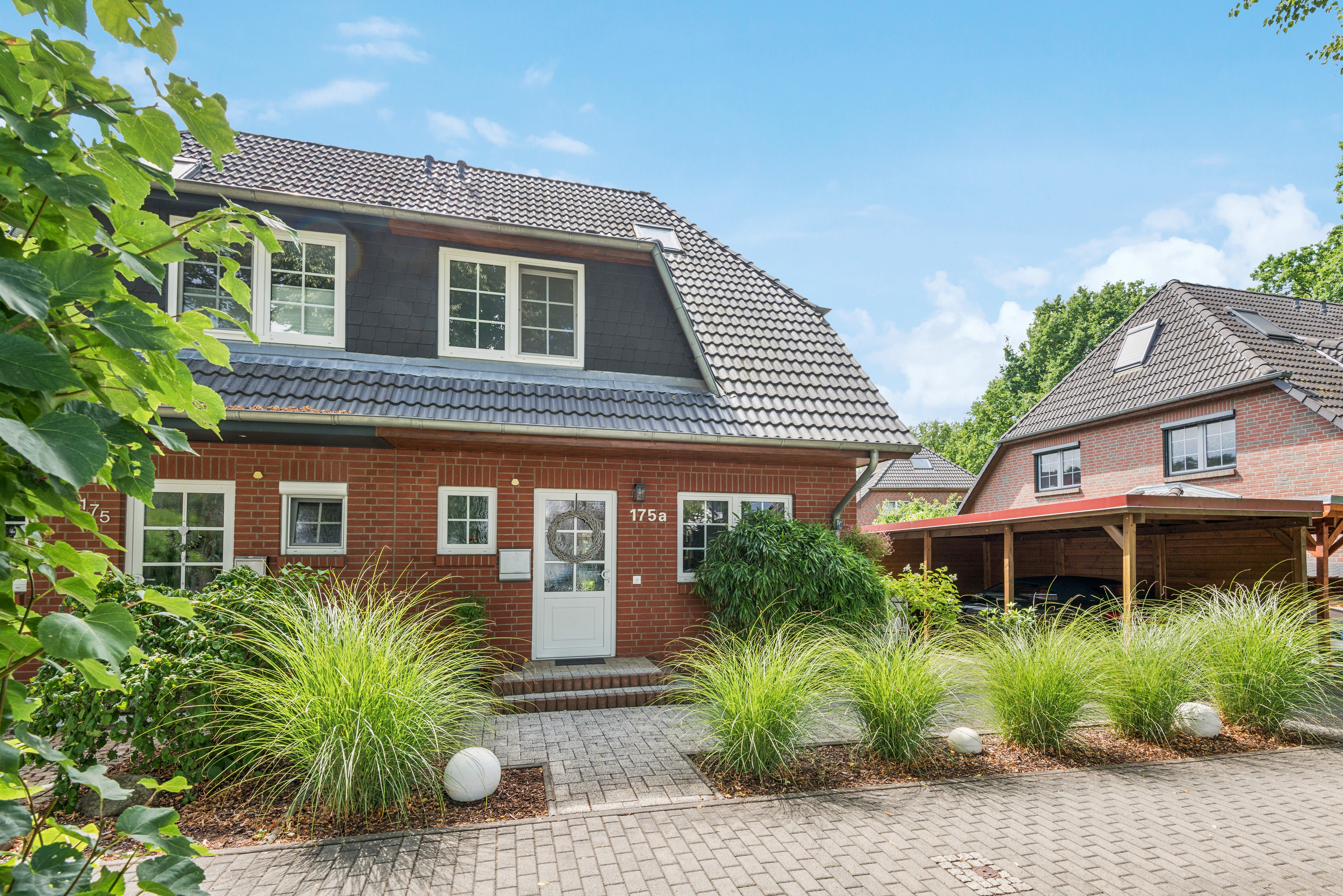 Wohnen im Grünen: Gepflegte Doppelhaushälfte mit Südterrasse und Garten