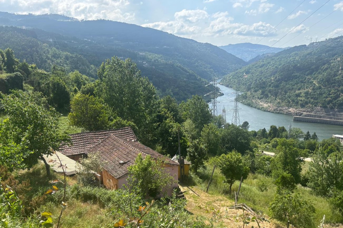 Sanierungsbedürftiges Haus mit Flussblick