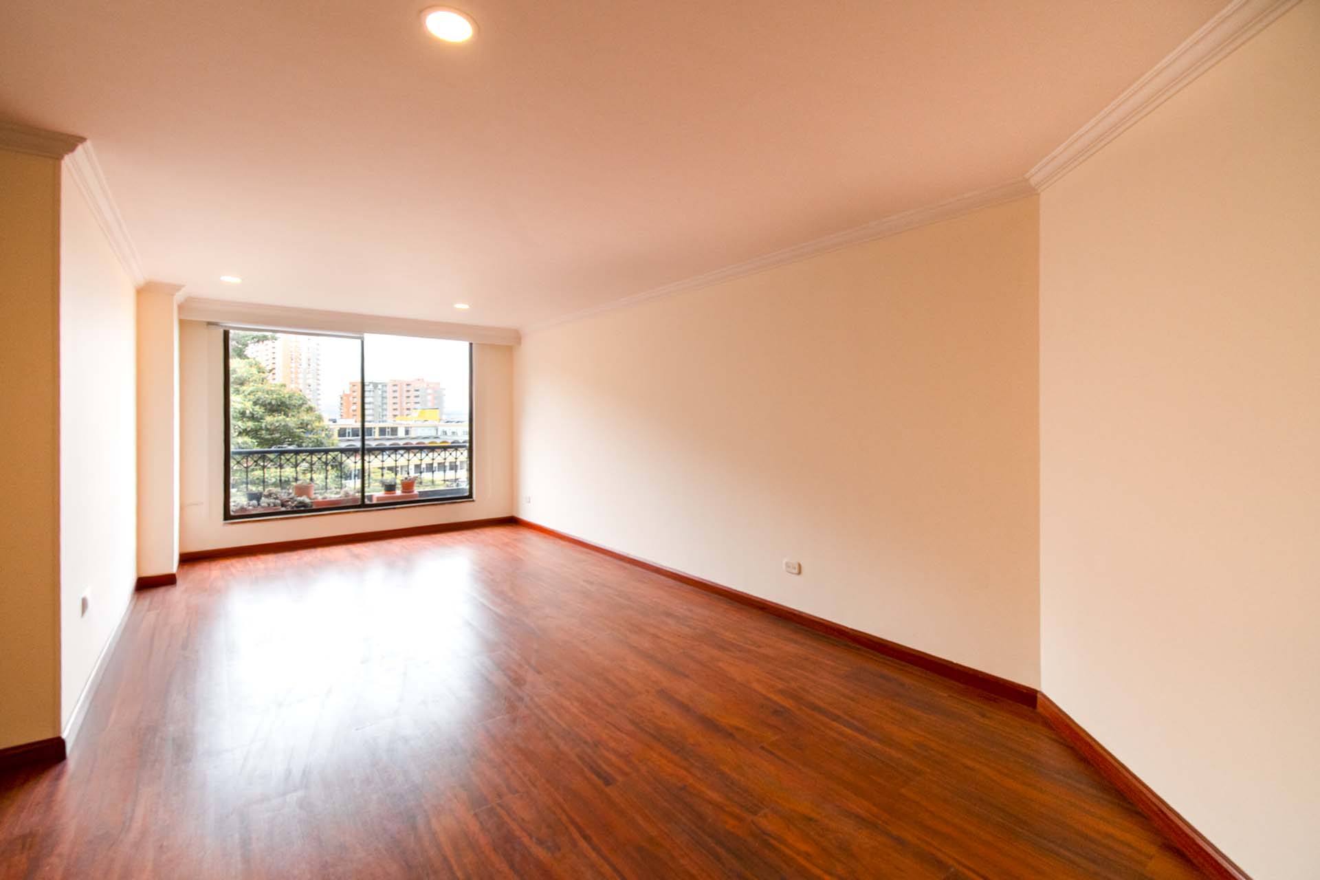 Apartamento remodelado para arriendo en Rosales