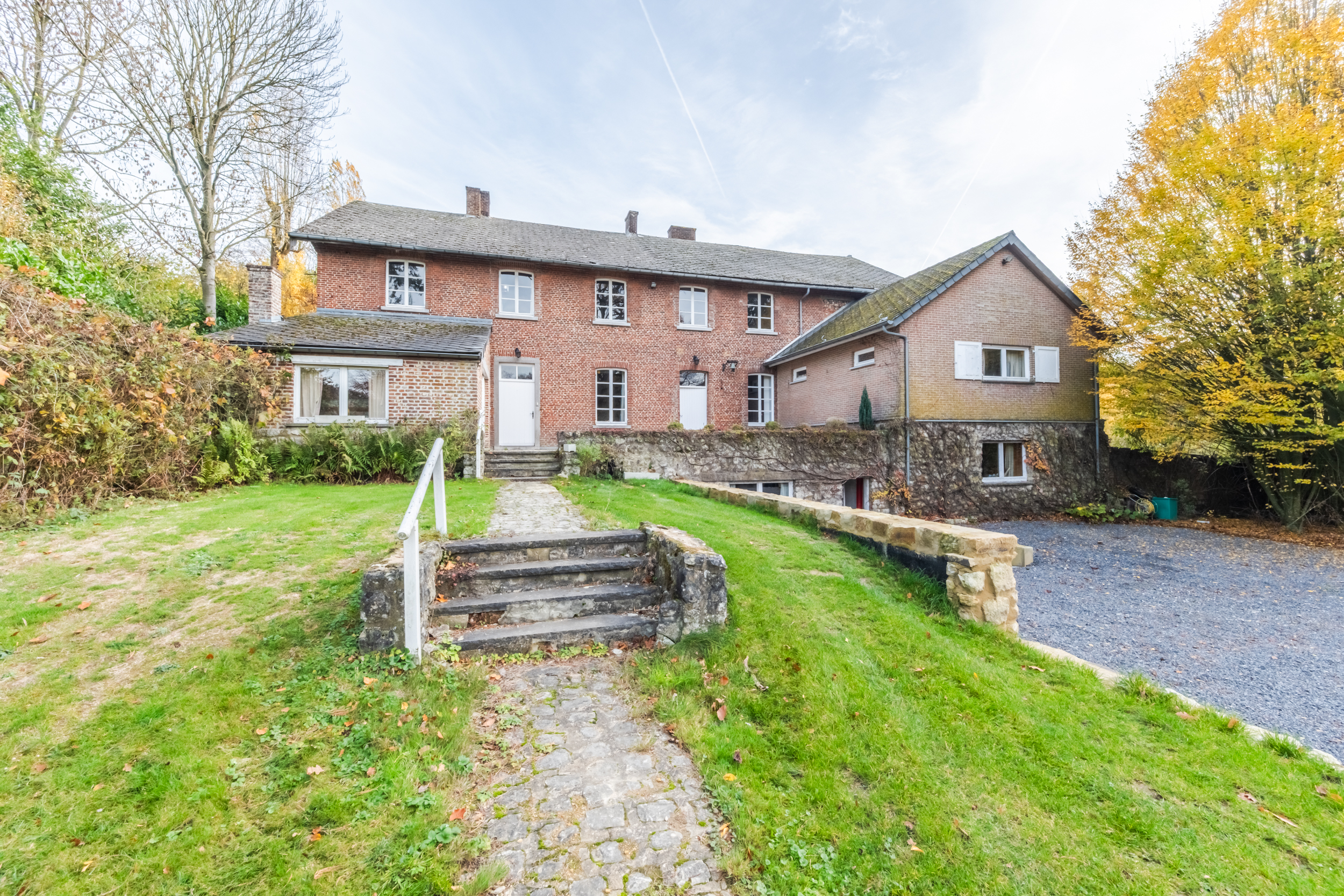 Rare opportunity: property to renovate with private land and independent access