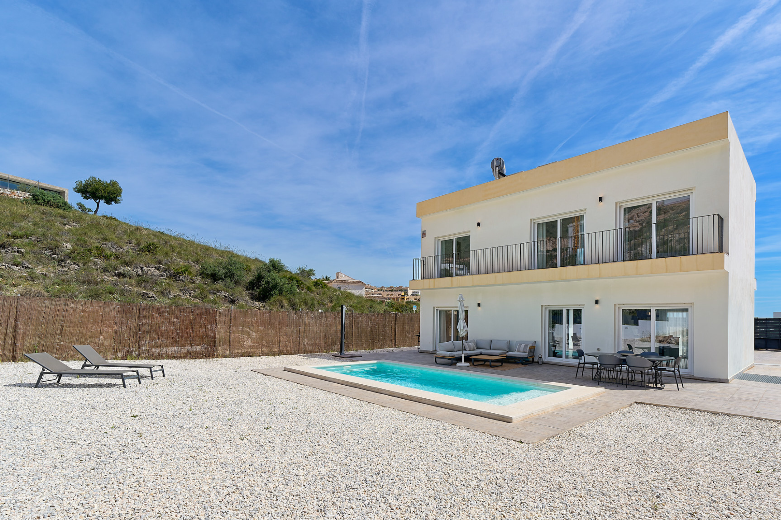 Moderne Villa mit Pool und Panoramablick auf Meer und Berge