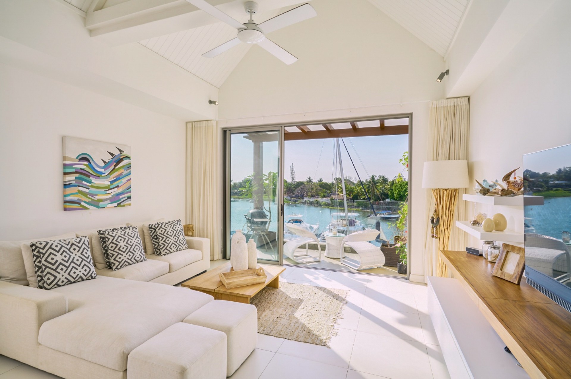 Luxuriöses 3-Zimmer-Penthouse mit Blick auf die Marina – Zu vermieten in Rivière Noire Beschreibung