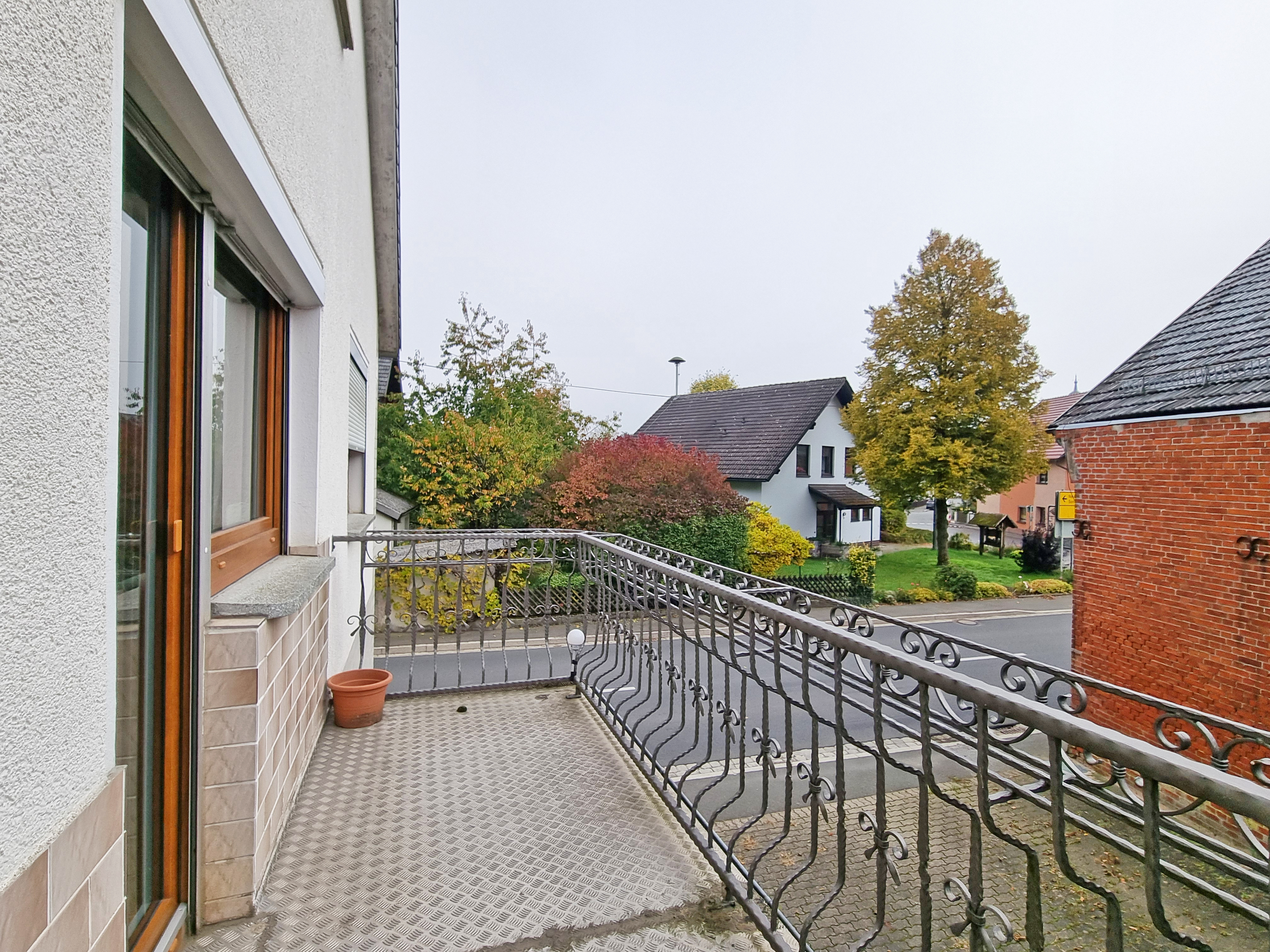 Renovierungsbedürftiges EFH mit Garage, Schuppen & Balkon