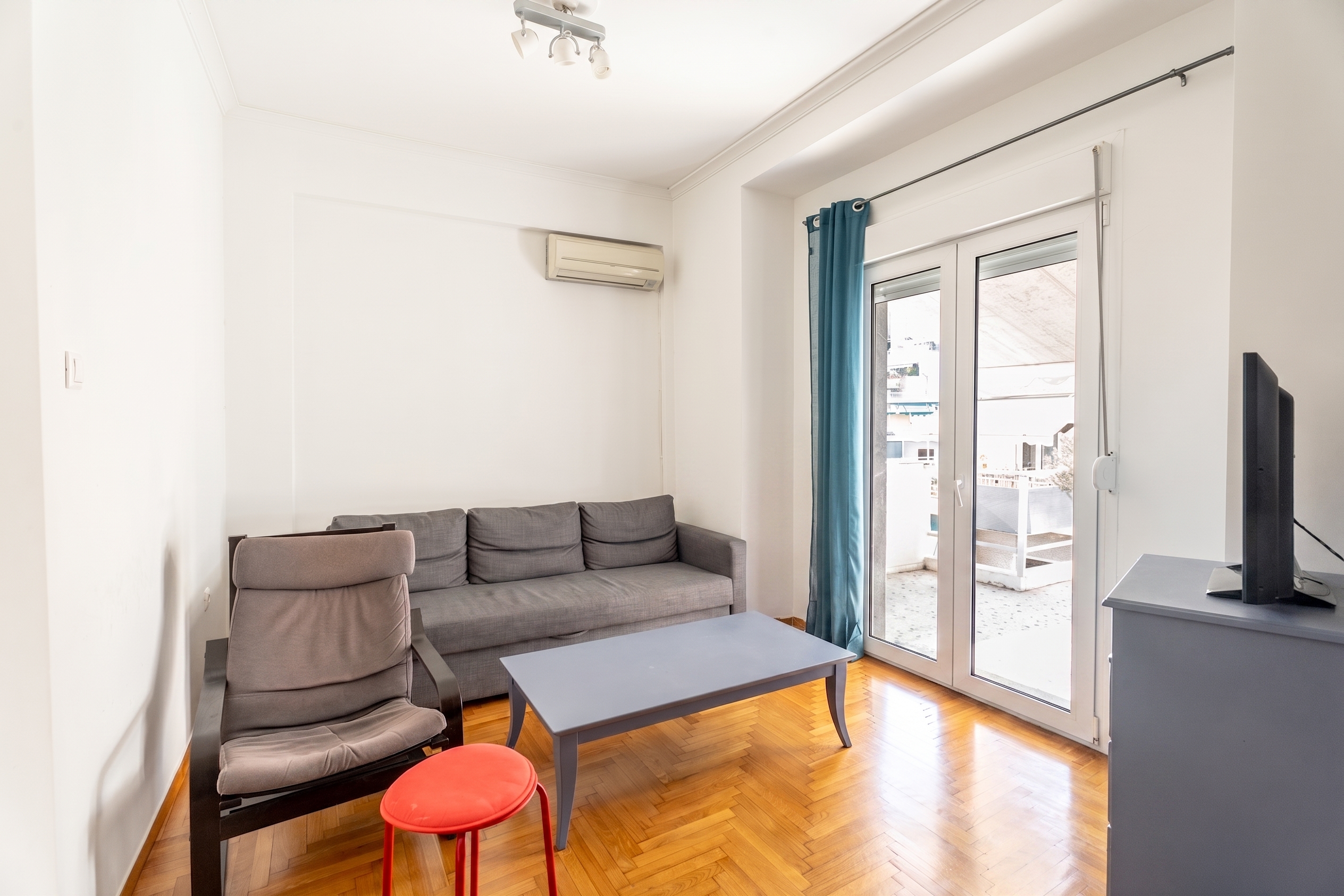 Renovated 4th-floor apartment in Gyzi Square