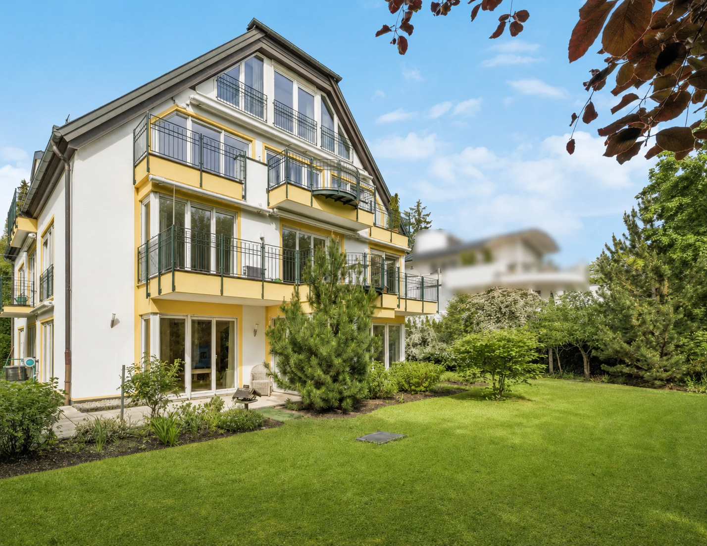 Nymphenburg, where the palace park ends, your 400 m² dream garden begins