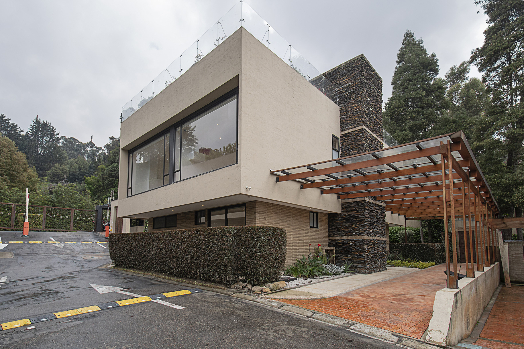 Espectacular casa domotizada en clubhouse para venta en Cerros De Suba