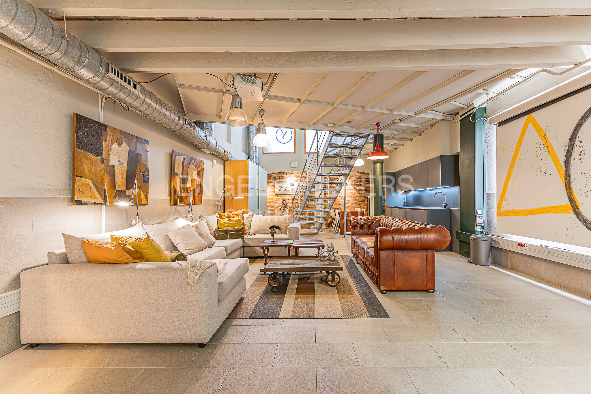 Espectacular Loft Industrial en Vila de Gràcia: Diseño, Versatilidad y Alto Potencial