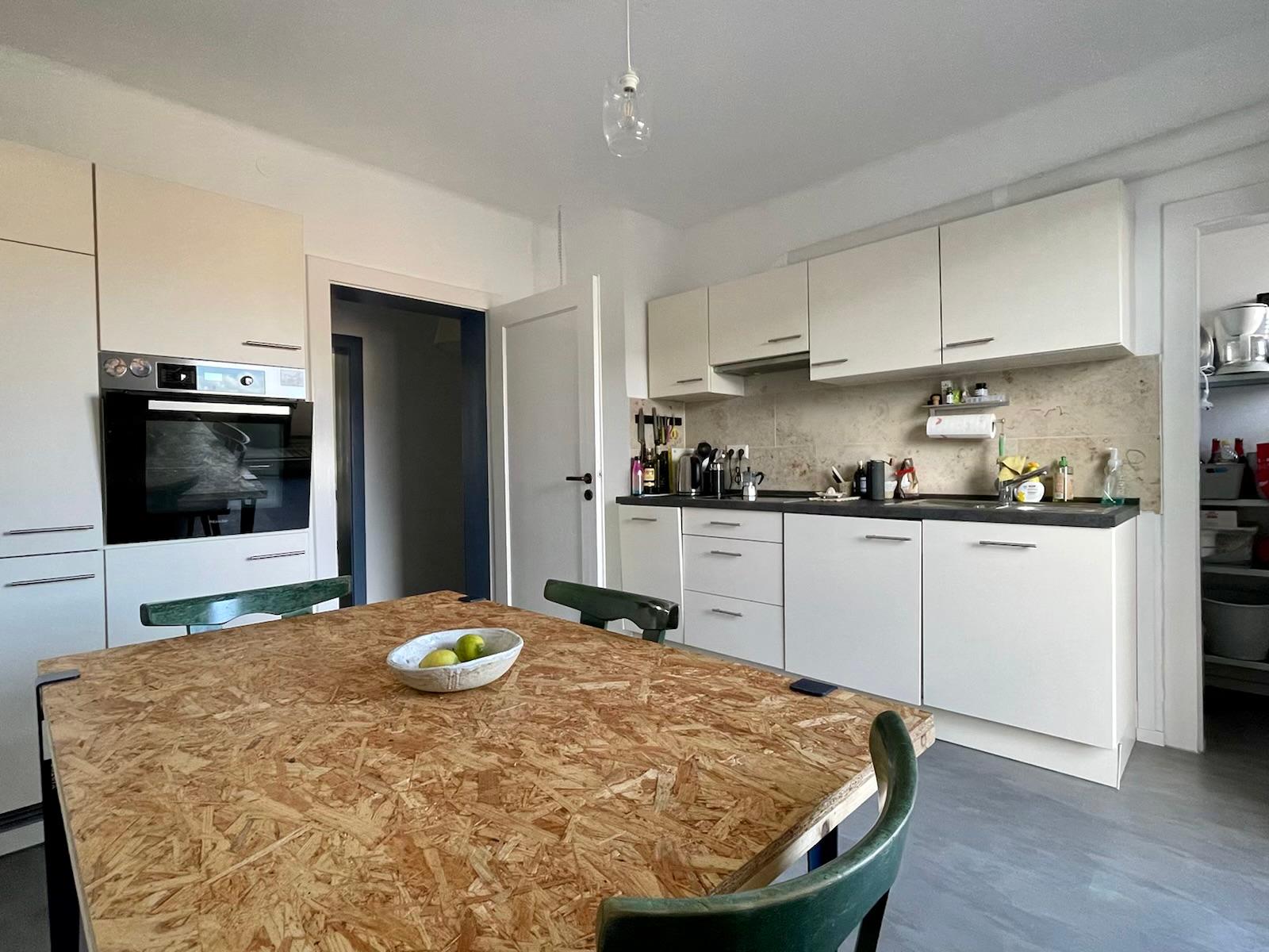 Lichtdurchflutete Altbau-Oase mit Dielenboden und geräumiger Wohnküche