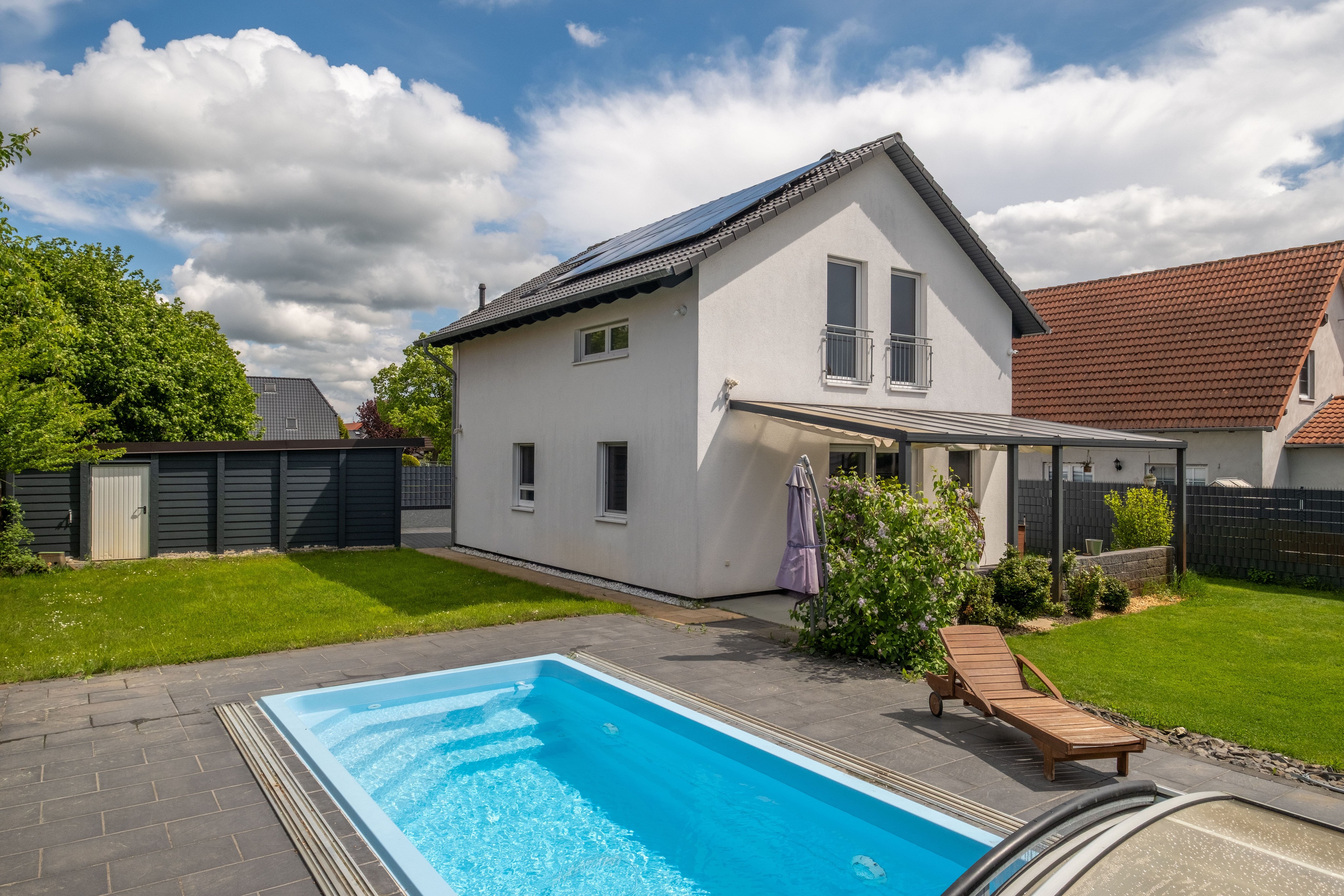Modernes Familienhaus mit Pool und ruhigem Garten in Brieselang